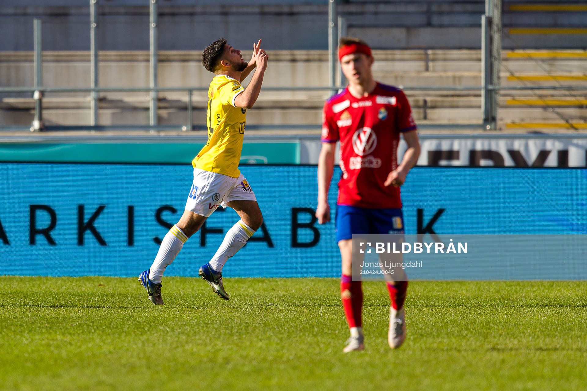 Falkenbergs Edi Sylisufaj jublar efter sitt 0-1 mål under fotbollsmatchen i Superettan mellan Öster och Falkenberg den 24 april 2021 i Växjö.