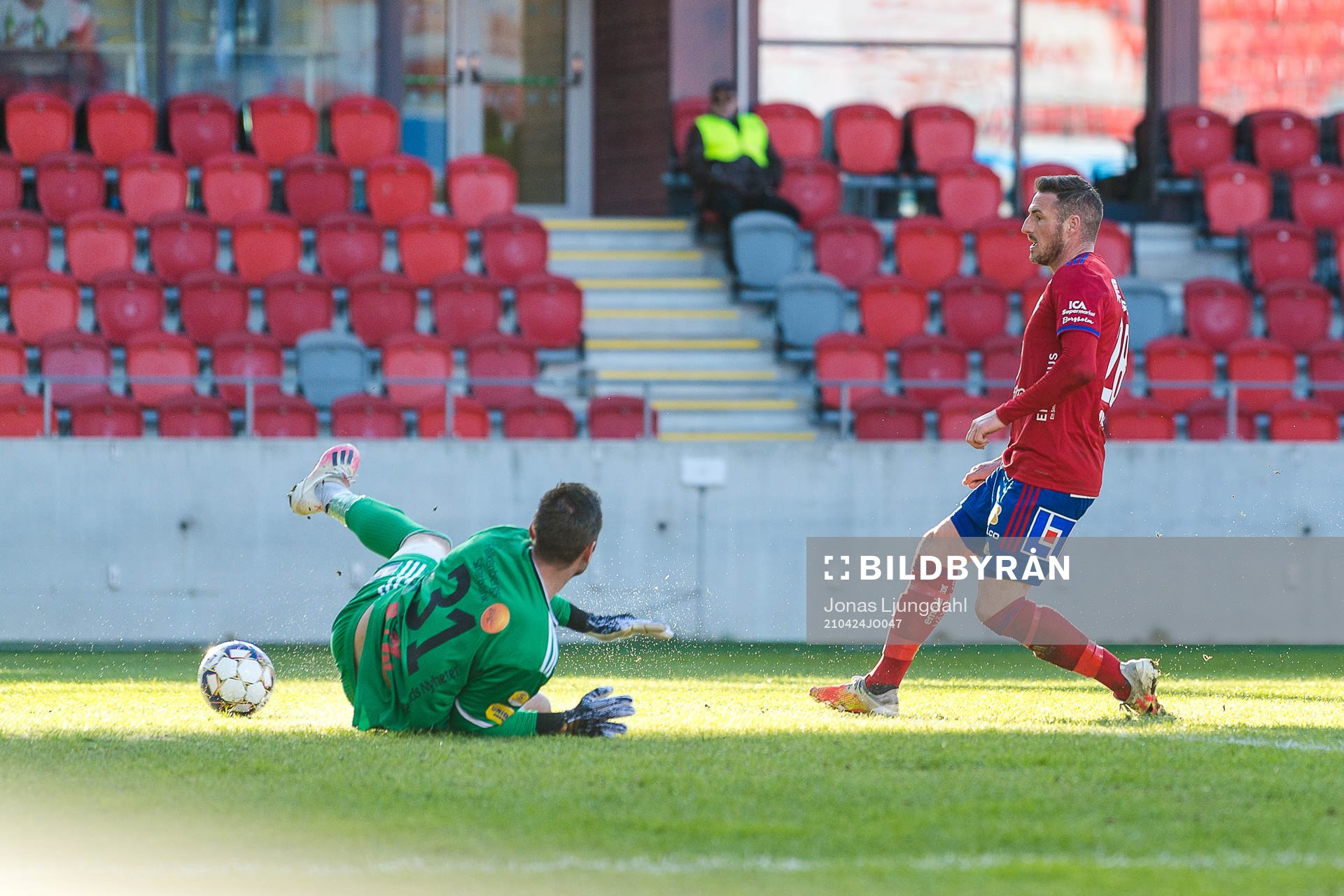 Östers James Keene gör mål 2-1 bakom Falkenbergs