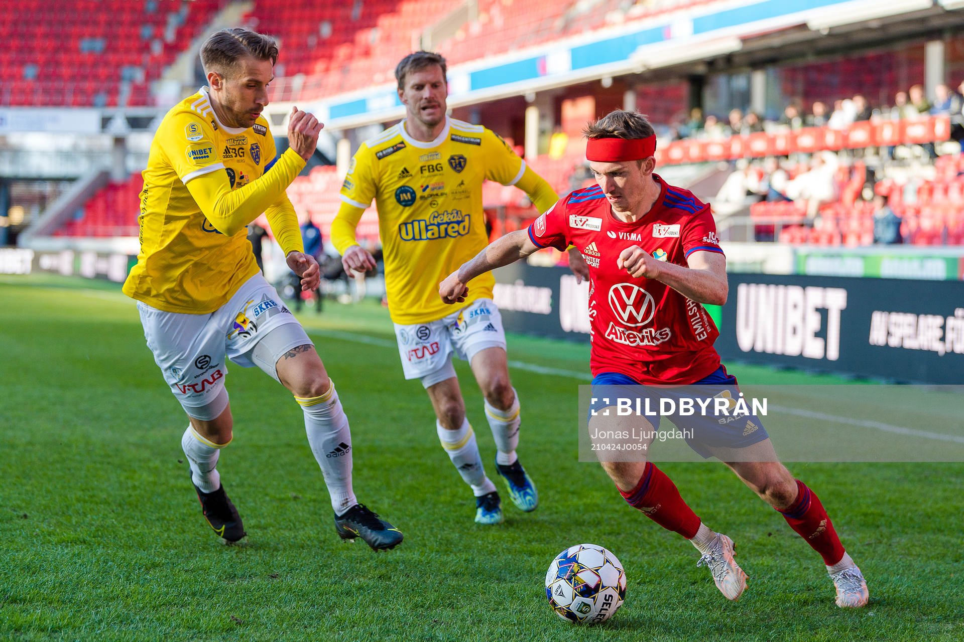 Falkenbergs Tobias Karlsson, Karl Söderström och Östers Carl Johansson under fotbollsmatchen i Superettan mellan Öster och Falkenberg den 24 april 2021 i Växjö.