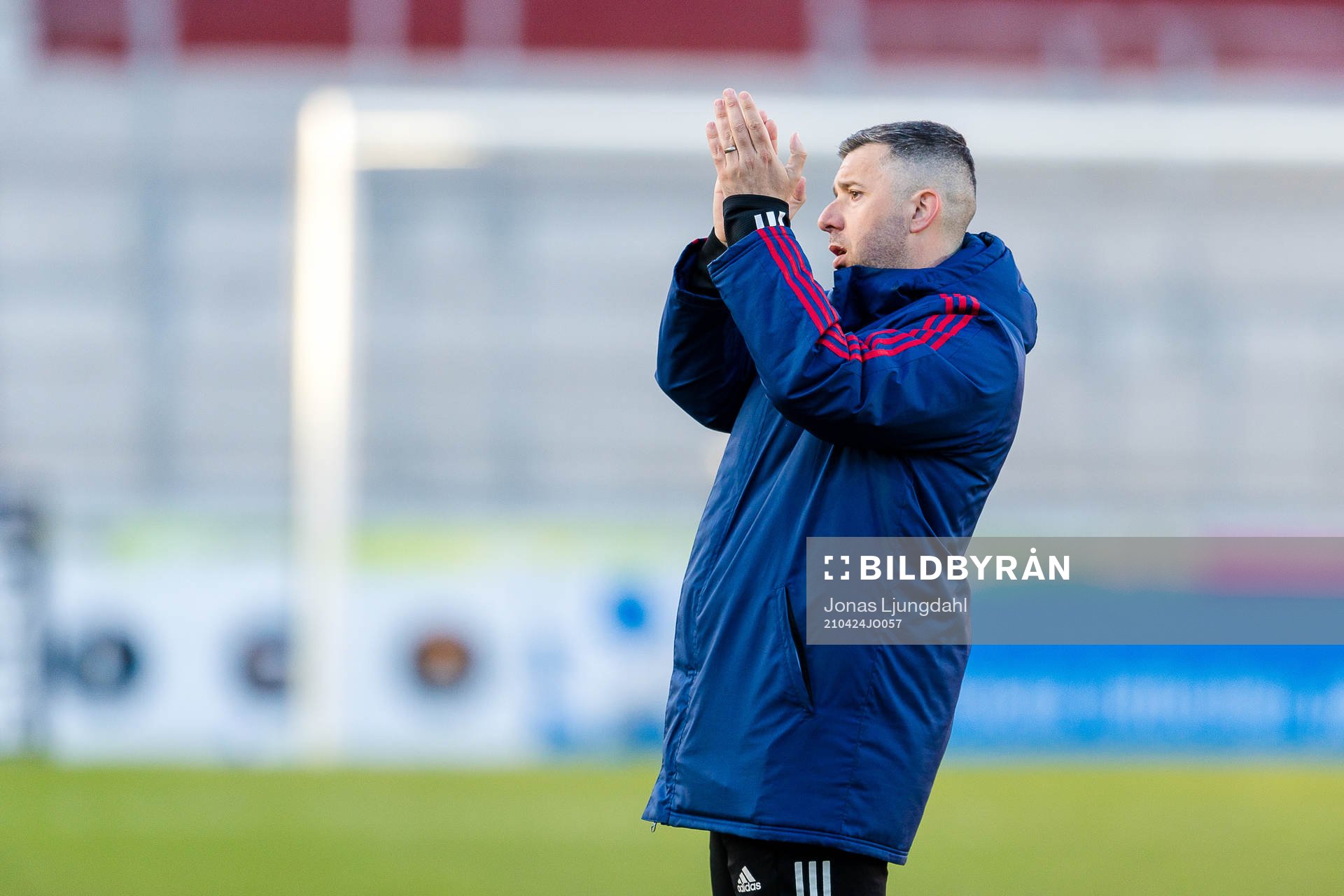 Östers tränare Dennis Velic jublar efter fotbollsmatchen i Superettan mellan Öster och Falkenberg den 24 april 2021 i Växjö. 