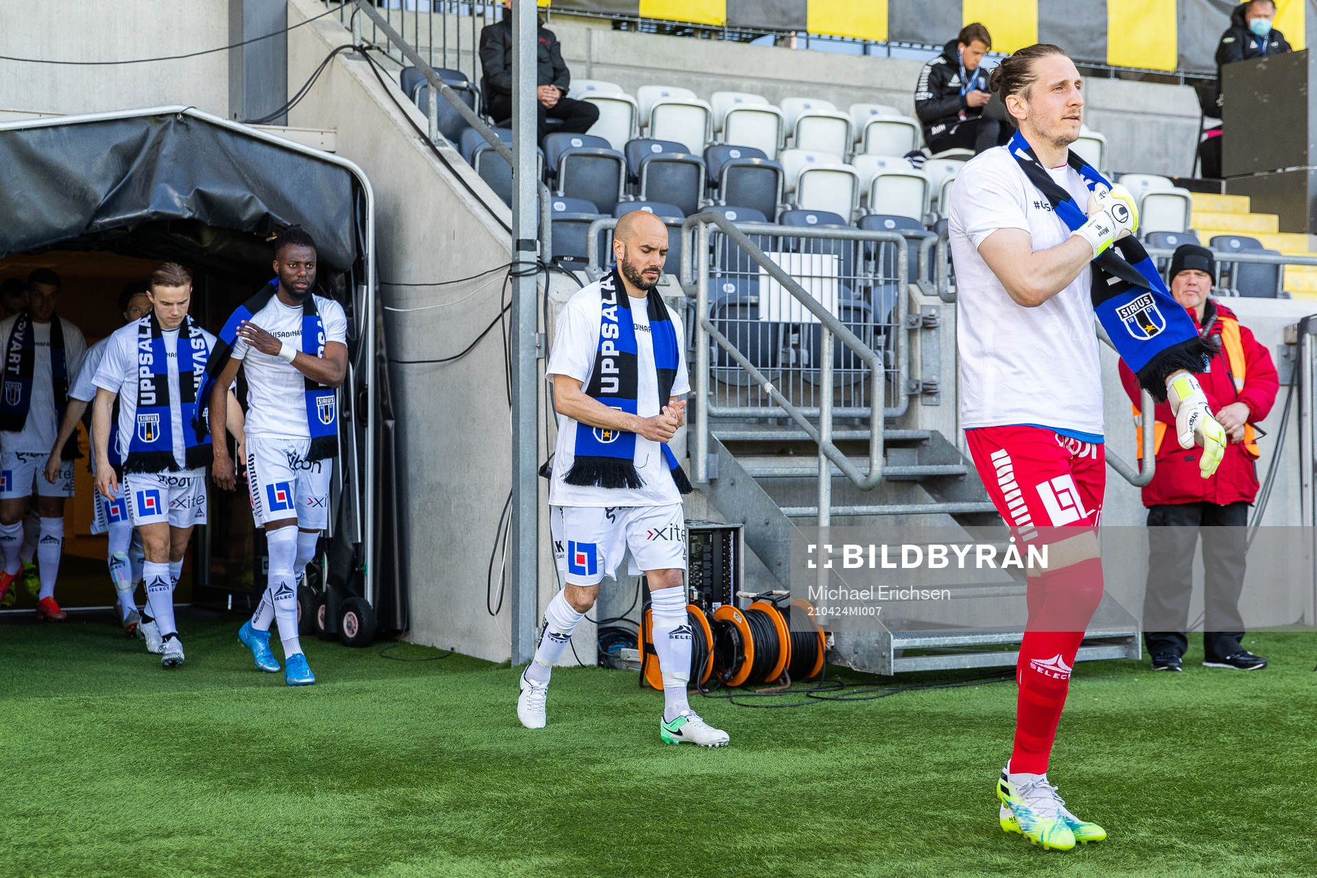 Sirius Karl Larson och målvakt David Mitov Nilsson har på
