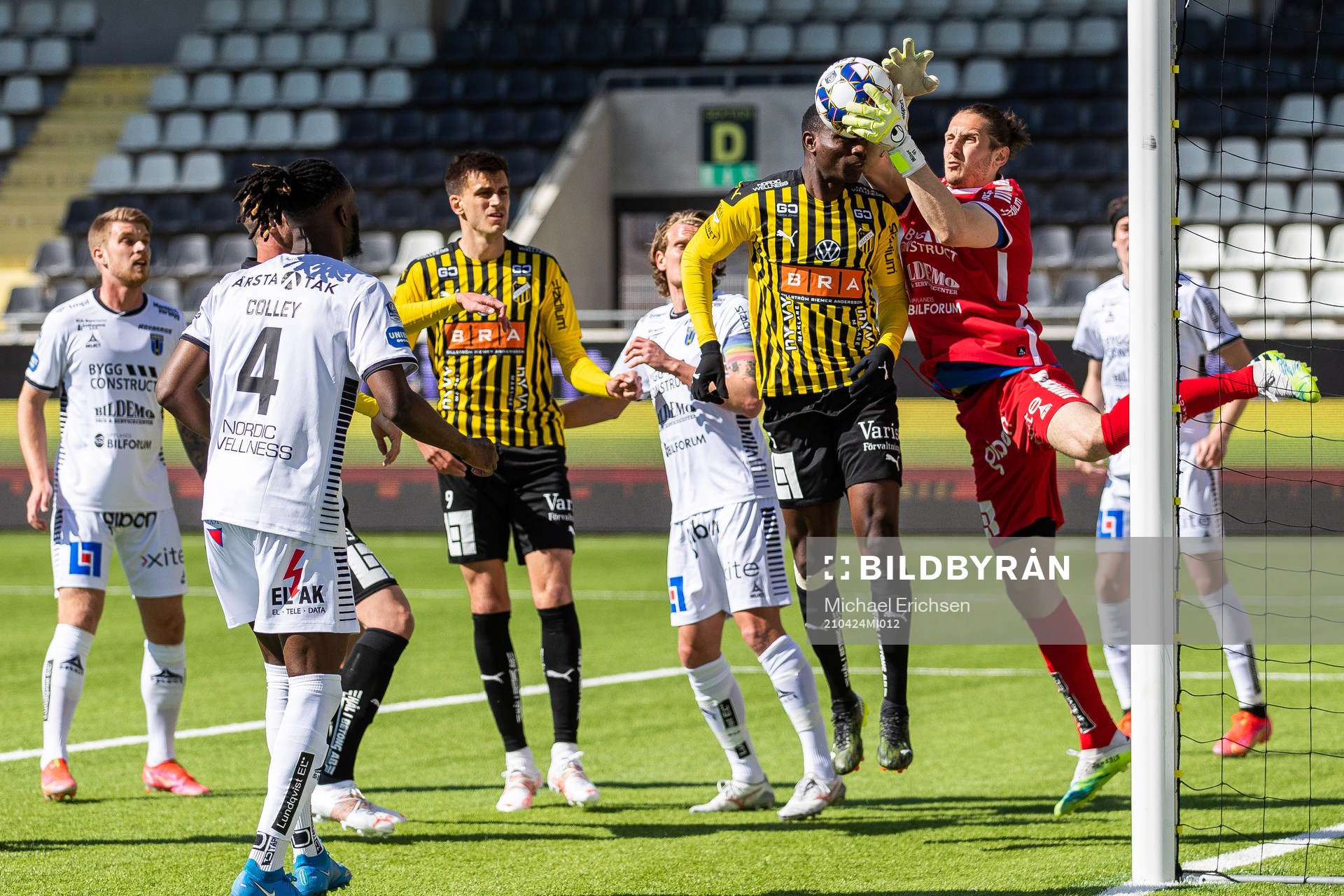 Häckens Benie Adama Traore och Sirius målvakt David Mitov