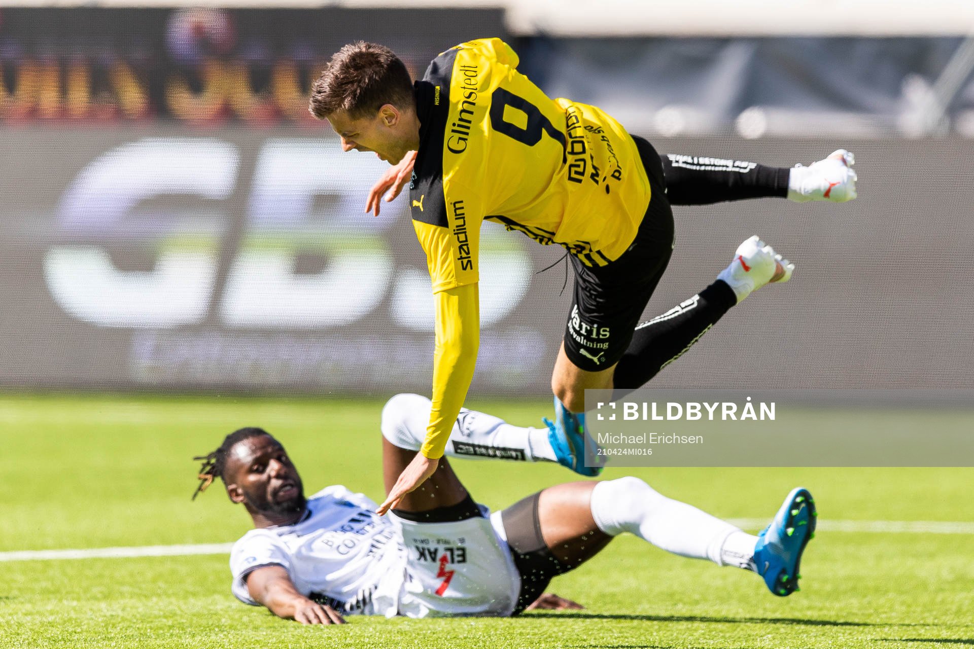 Häckens Alexander Jeremejeff i kamp med Sirius Joseph Colley under fotbollsmatchen i Allsvenskan mellan Häcken och Sirius den 24 april 2021 i Göteborg.