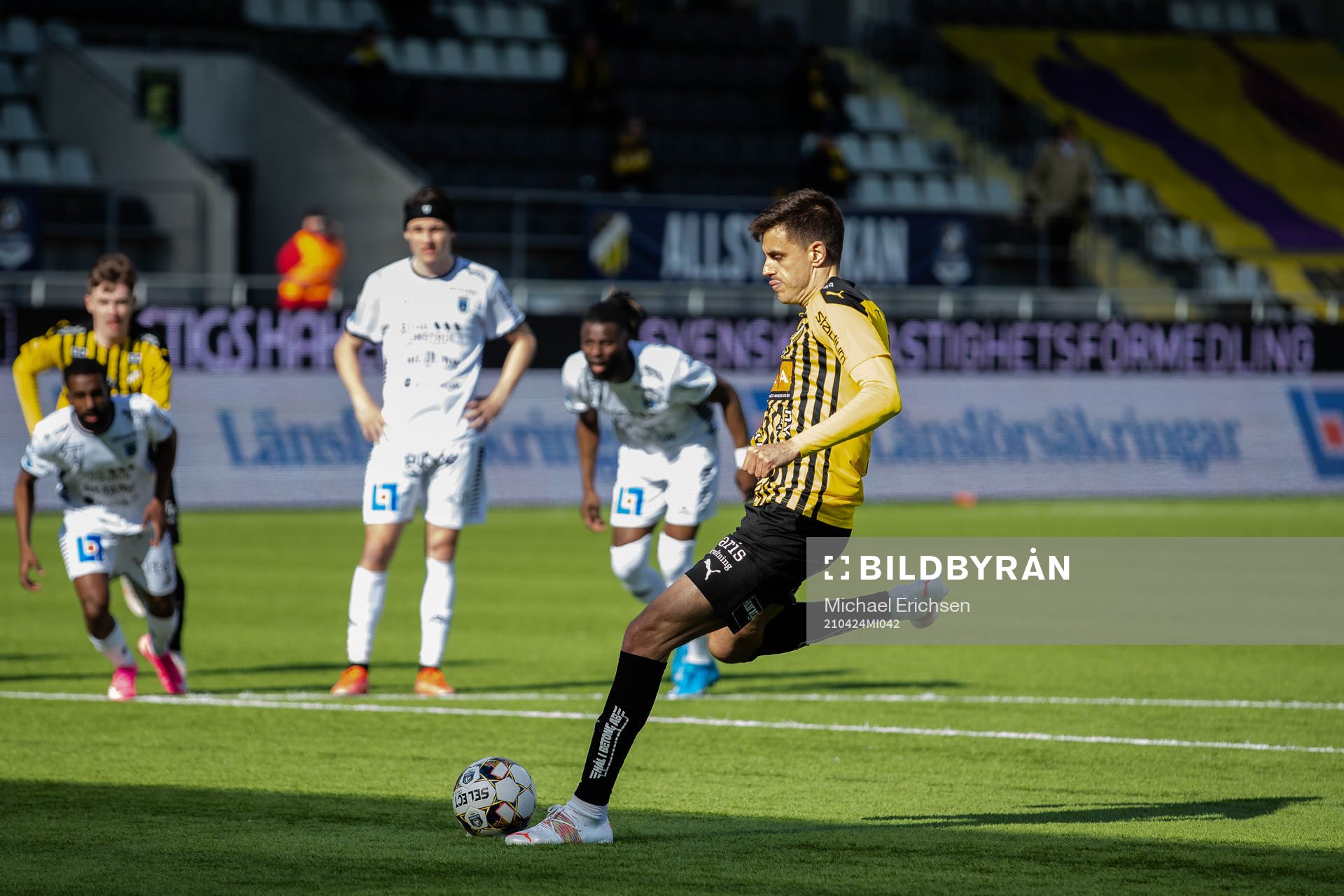 Häckens Alexander Jeremejeff skjuter reducering till 1-2 på straff under fotbollsmatchen i Allsvenskan mellan Häcken och Sirius den 24 april 2021 i Göteborg.