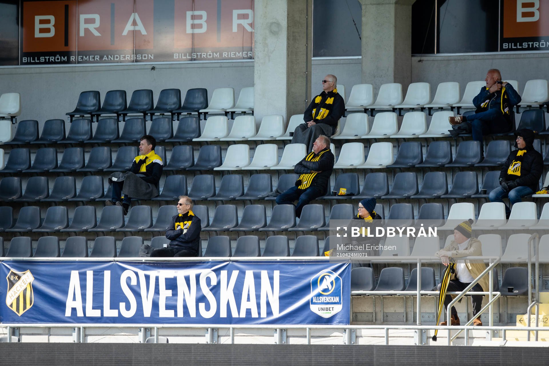Åtta Häcken supportrar på läktaren