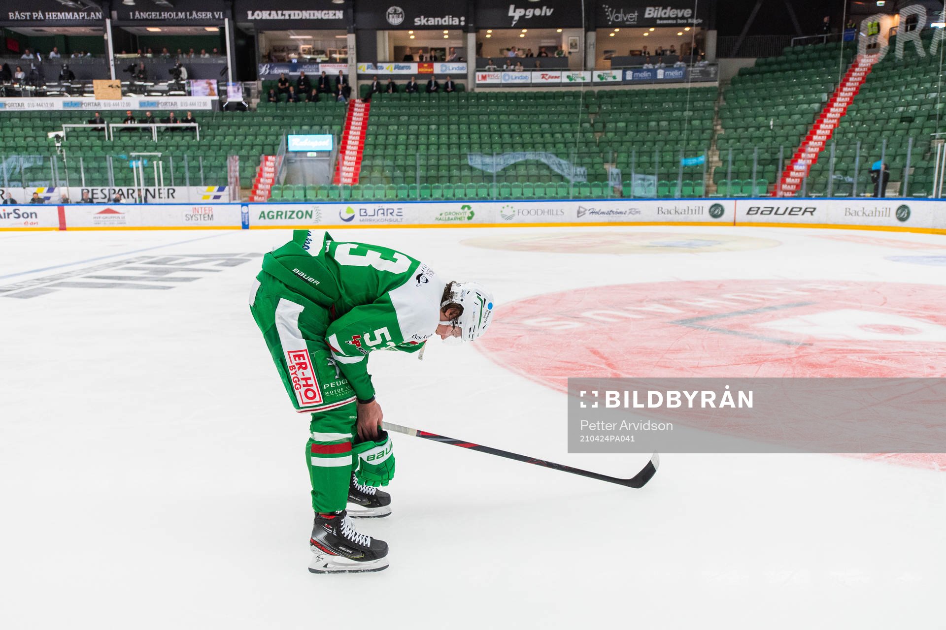 Rögles Moritz Seider lämnar isen skadad