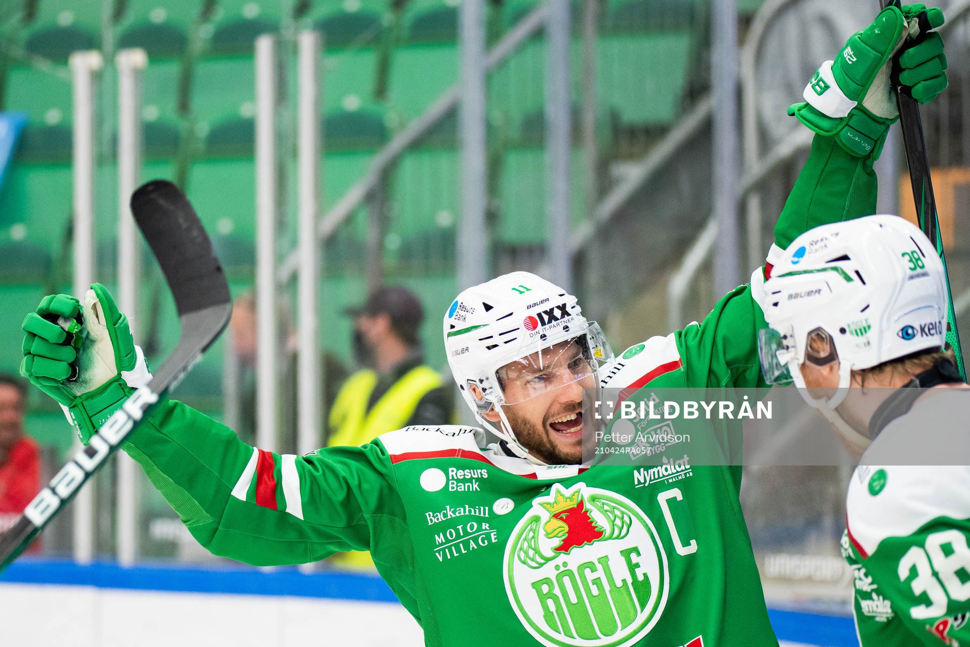 Rögles Mattias Sjögren jublar med Erik Andersson