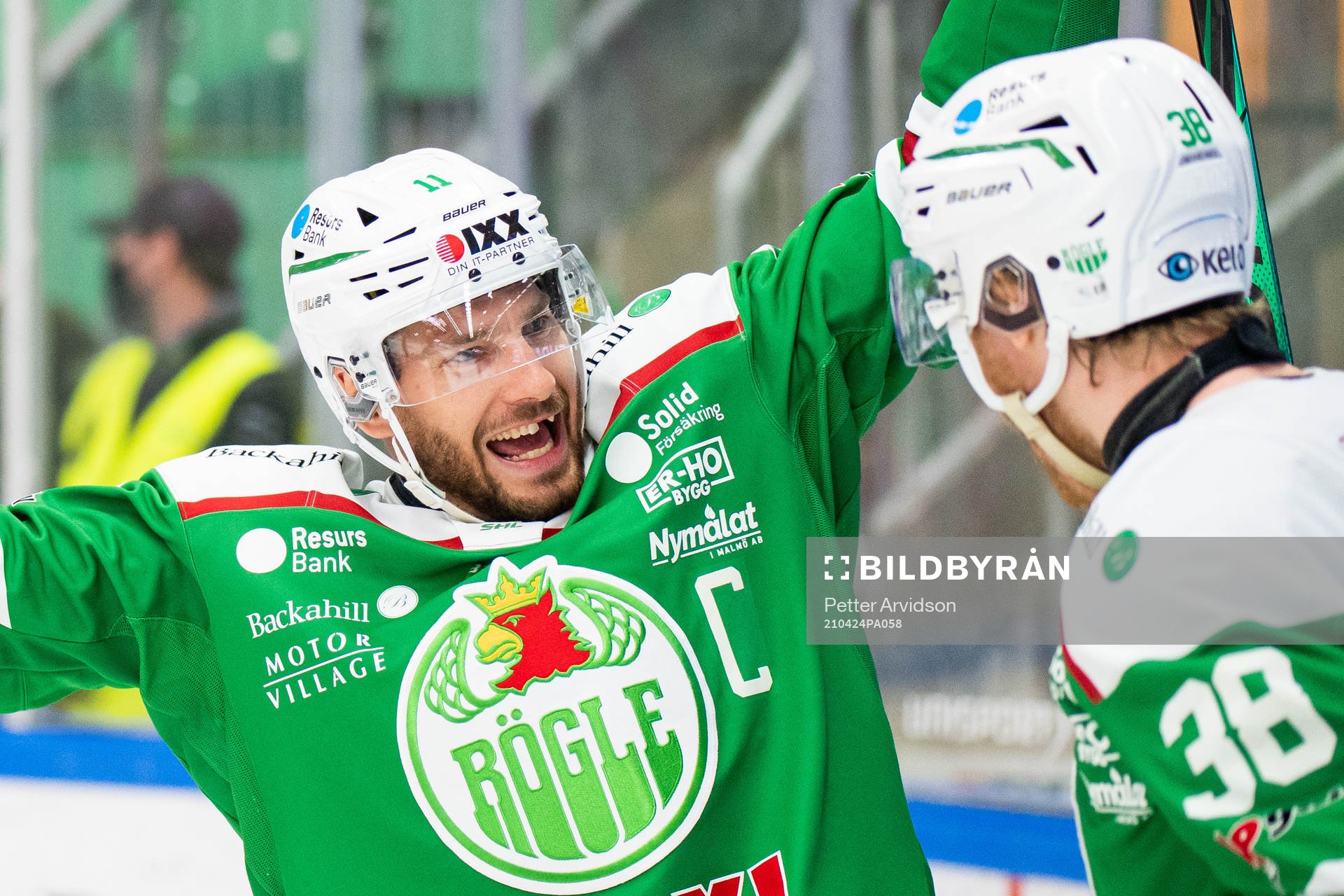 Rögles Mattias Sjögren jublar med Erik Andersson