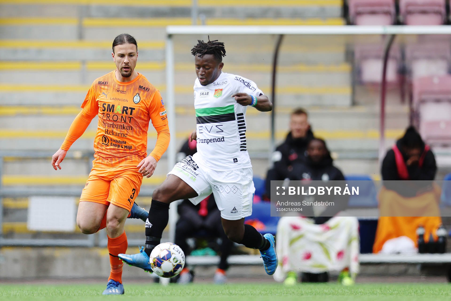 GAIS Michael Kargbo och AFC Eskilstunas Abdelkarim Mammar Chaouche under fotbollsmatchen i Superettan mellan AFC Eskilstuna och GAIS den 25 april 2021 i Eskilstuna.
