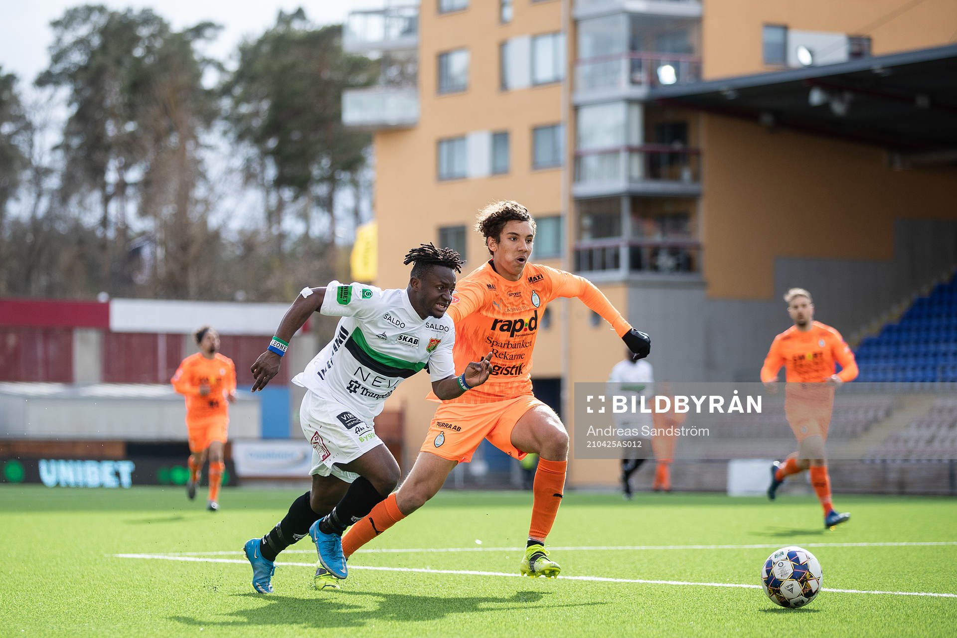 GAIS Michael Kargbo och AFC Eskilstunas Rasmus Wikström under fotbollsmatchen i Superettan mellan AFC Eskilstuna och GAIS den 25 april 2021 i Eskilstuna.