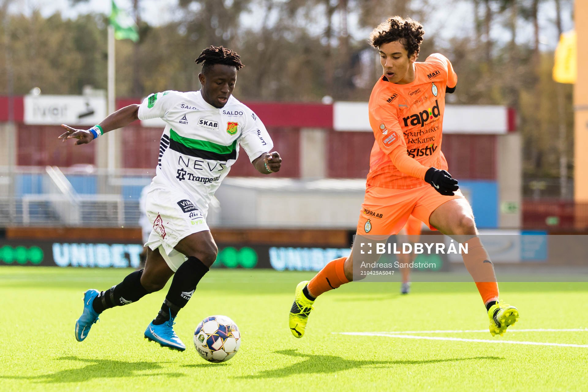 GAIS Michael Kargbo i kamp om bollen med AFC Eskilstunas