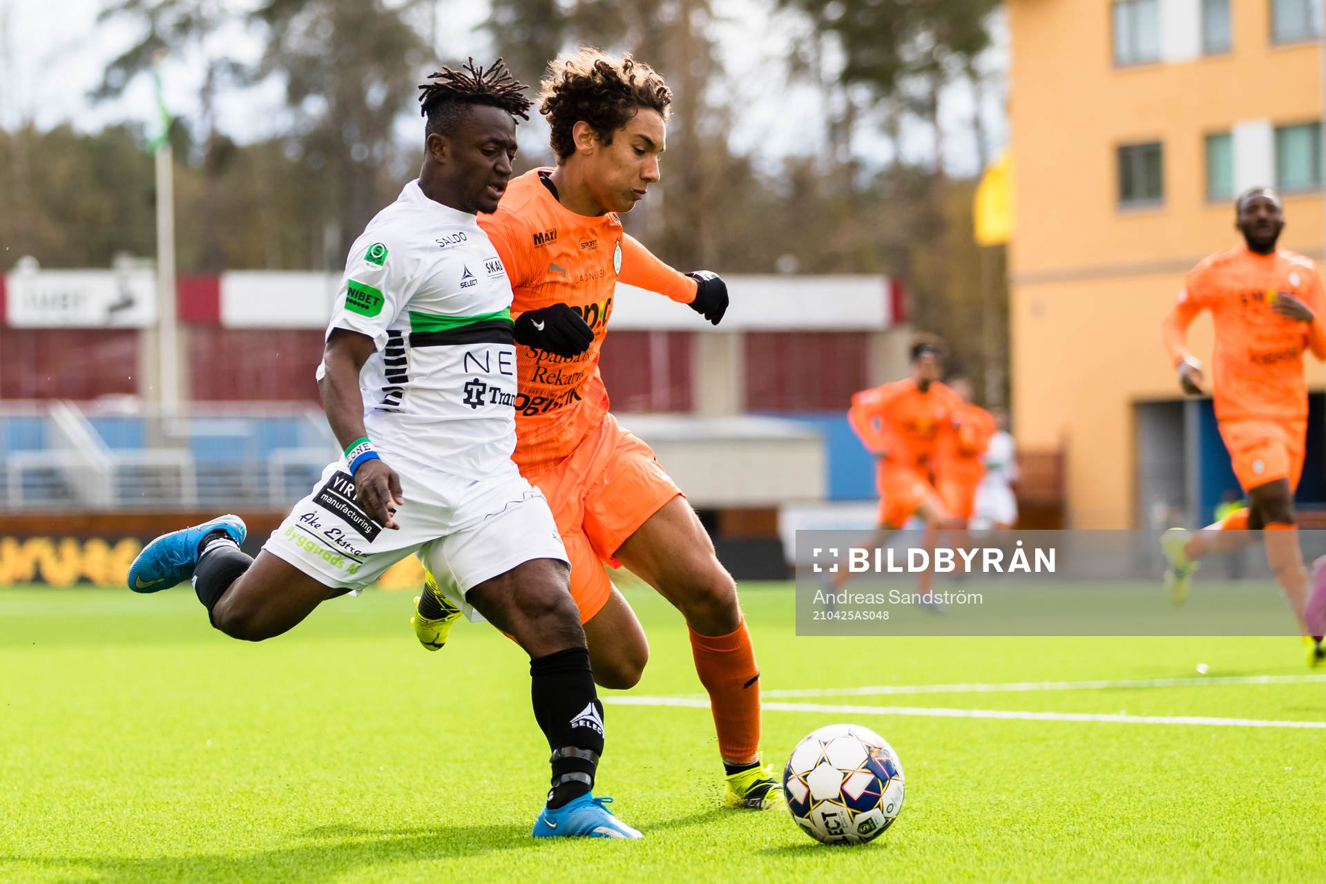 GAIS Michael Kargbo i kamp om bollen med AFC Eskilstunas