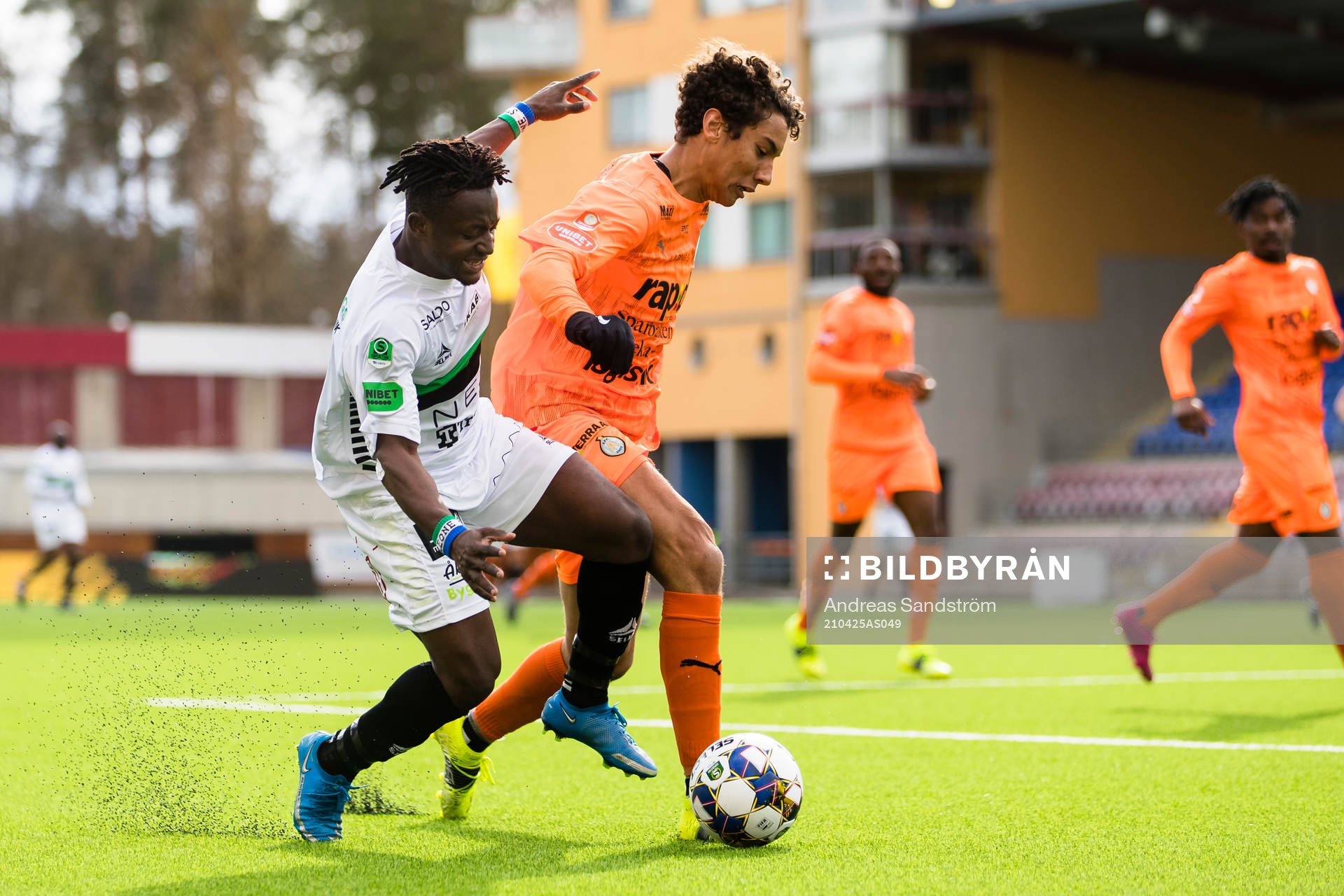 GAIS Michael Kargbo i kamp om bollen med AFC Eskilstunas