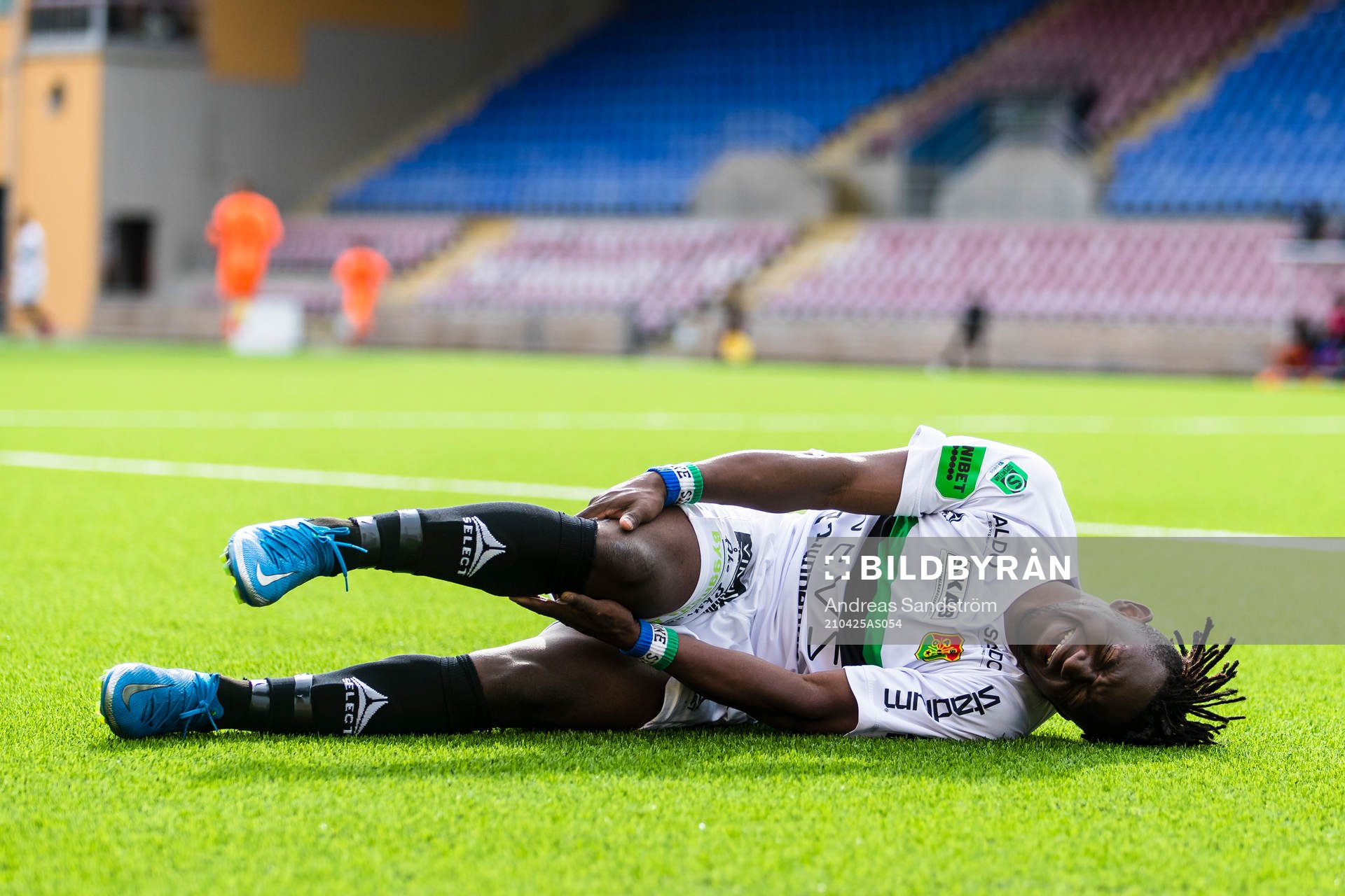 GAIS Michael Kargbo har ont under fotbollsmatchen i Superettan mellan AFC Eskilstuna och GAIS den 25 april 2021 i Eskilstuna. 
