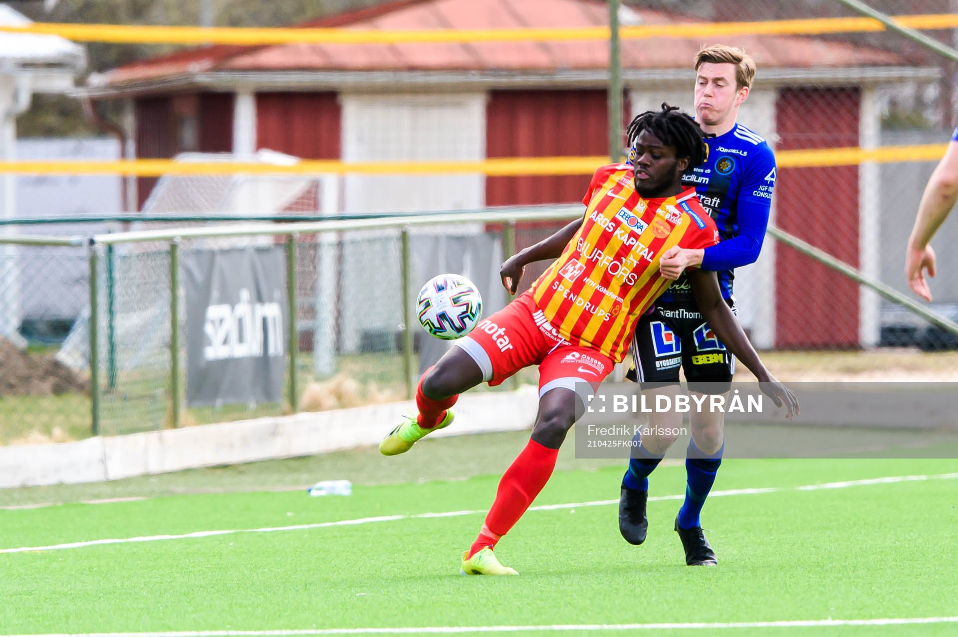 Örebro Syrianskas Daniel Mushitu  och Karlstads Christian