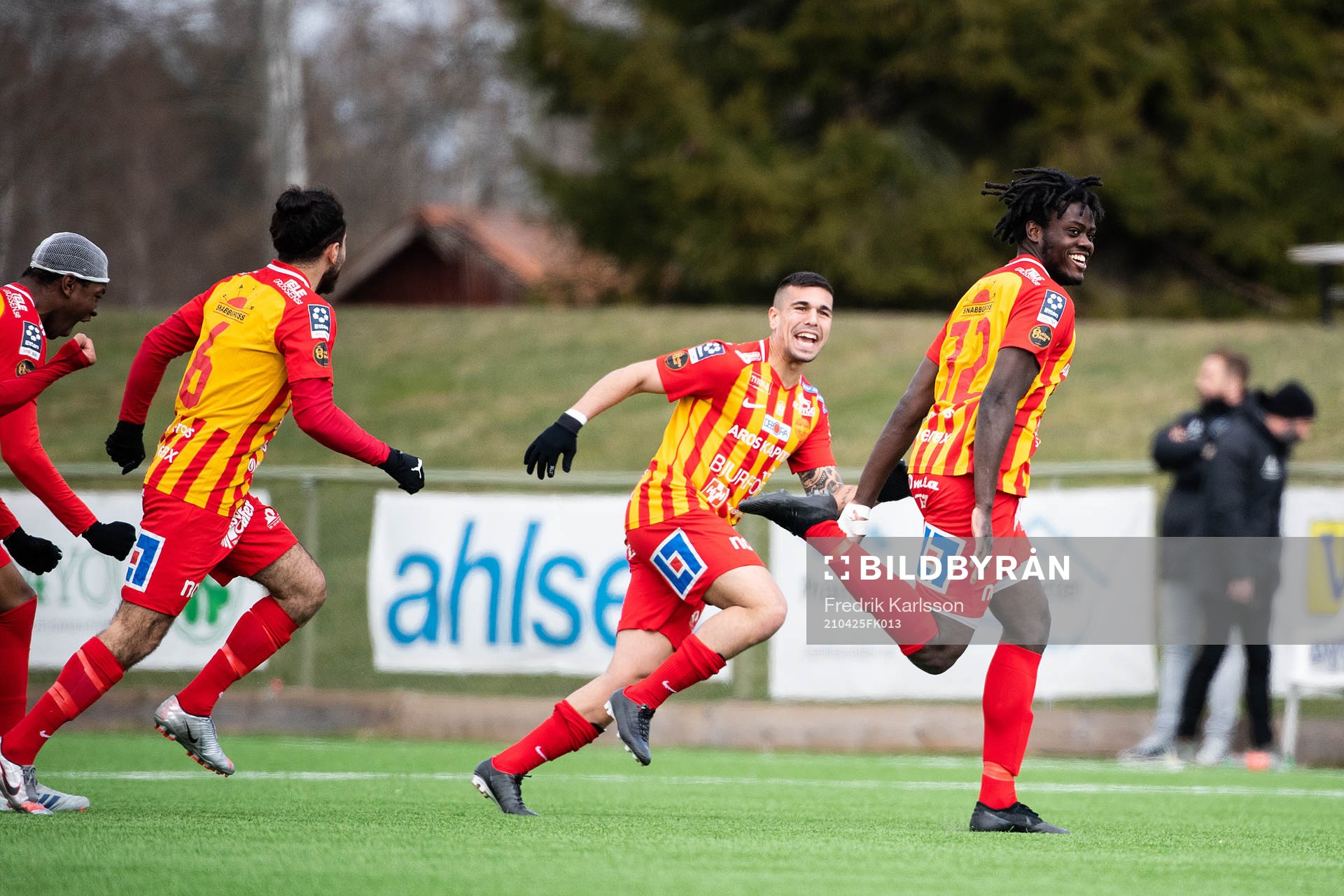 Örebro Syrianskas Daniel Mushitu jublar