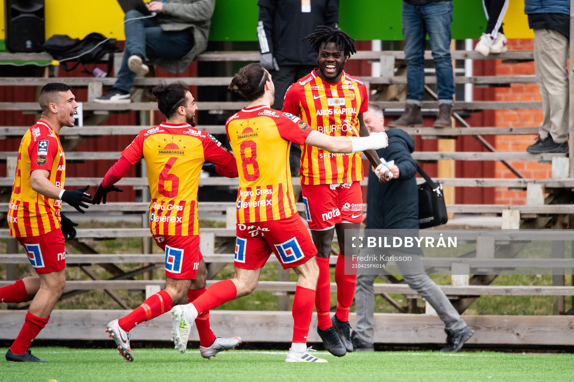 Örebro Syrianskas Daniel Mushitu jublar