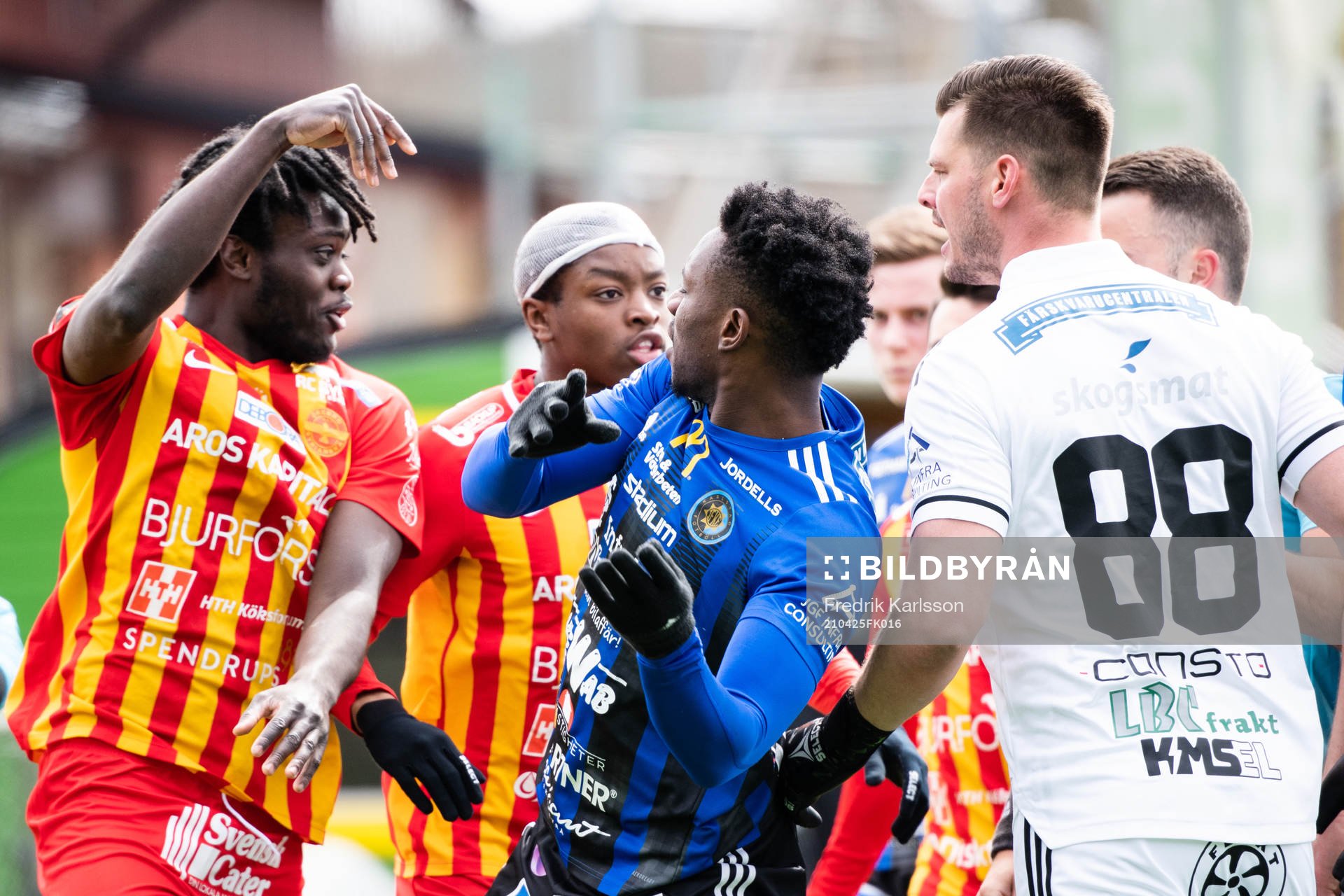 Örebro Syrianskas Daniel Mushitu och Karlstads Boye Isaac