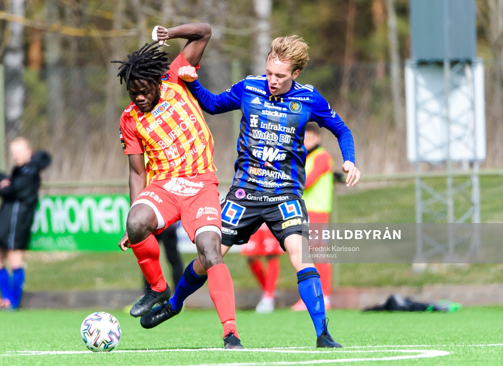 Örebro Syrianskas Daniel Mushitu och Karlstads Eric Forsberg under fotbollsmatchen i Division 1 norra mellan Karlstad och Örebro Syrianska den 25 april 2021 i Karlstad.