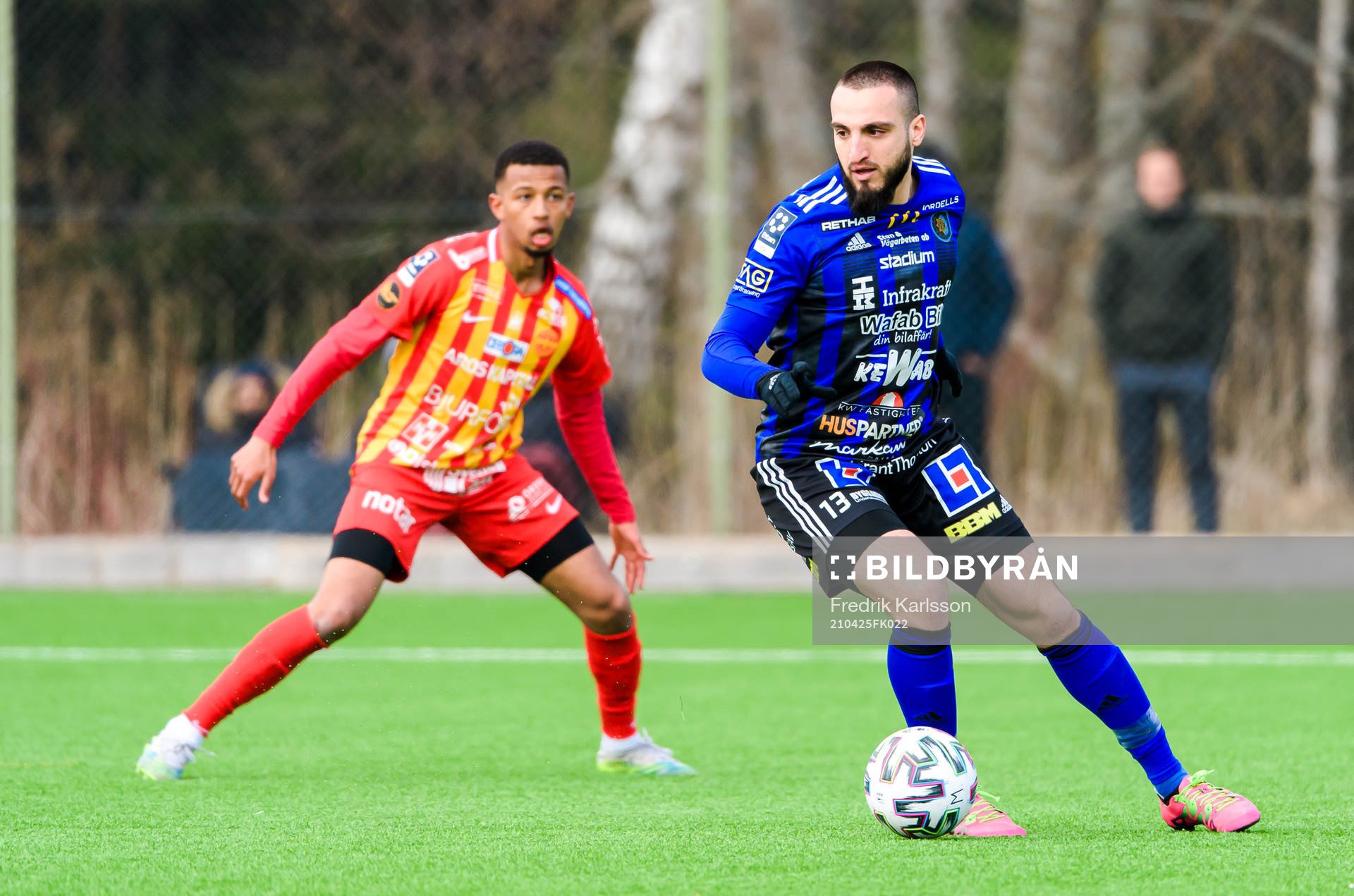 Karlstads Kardo Aso Omar under fotbollsmatchen i Division 1 norra mellan Karlstad och Örebro Syrianska den 25 april 2021 i Karlstad.
