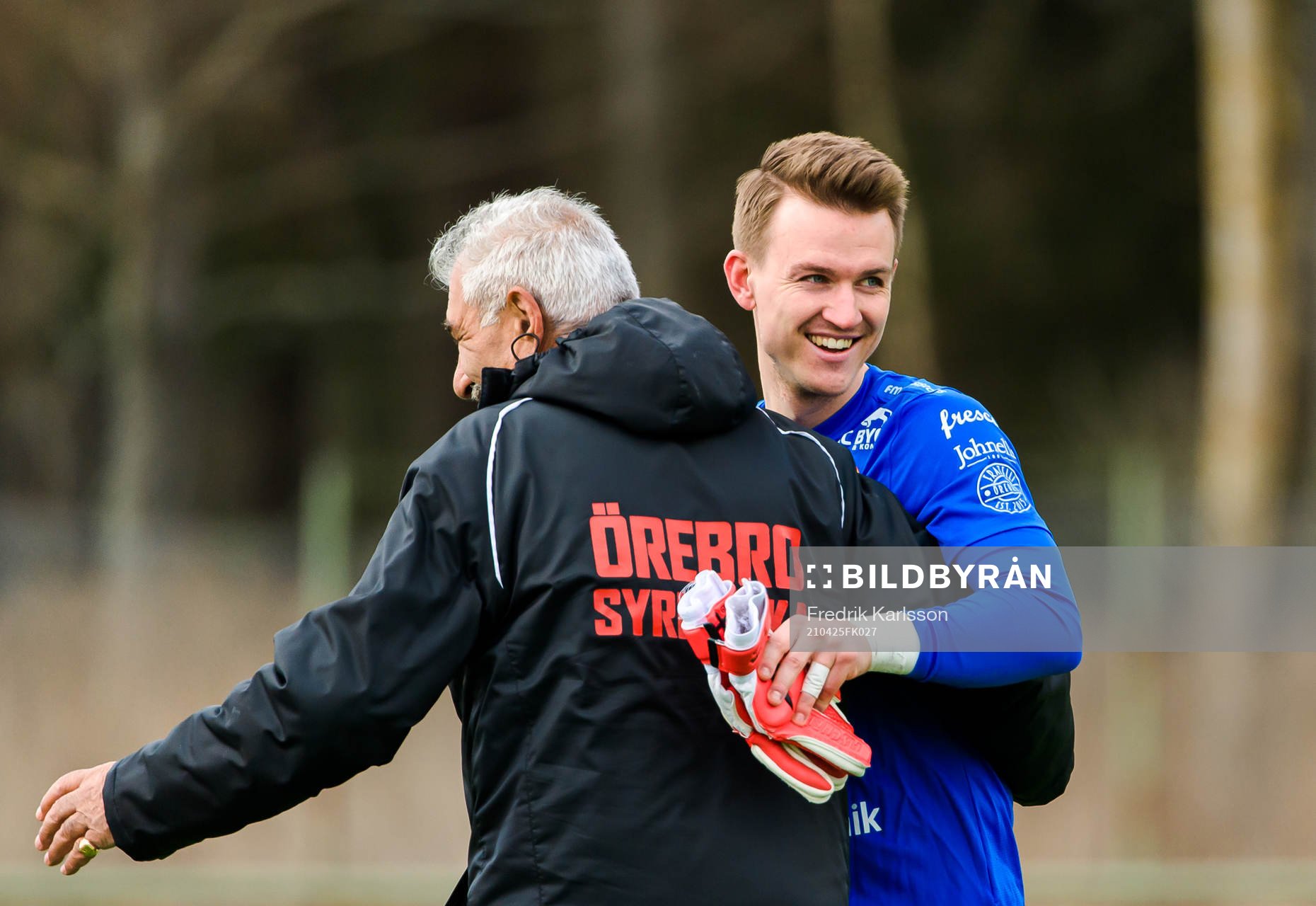 Örebro Syrianskas målvakt Jakob Kindberg jublar efter vinsten i fotbollsmatchen i Division 1 norra mellan Karlstad och Örebro Syrianska den 25 april 2021 i Karlstad.