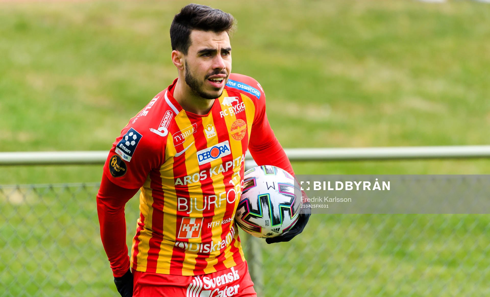 Örebro Syrianskas Michel Yanez Hernandez under fotbollsmatchen i Division 1 norra mellan Karlstad och Örebro Syrianska den 25 april 2021 i Karlstad.