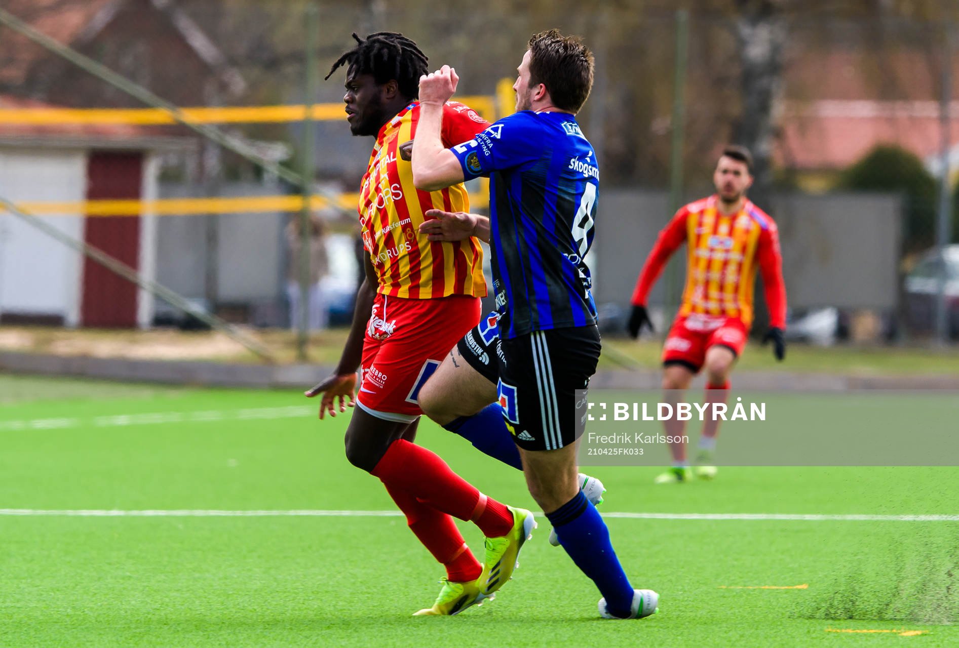 Örebro Syrianskas Daniel Mushitu och Karlstads Stefan Zarkovic under fotbollsmatchen i Division 1 norra mellan Karlstad och Örebro Syrianska den 25 april 2021 i Karlstad.