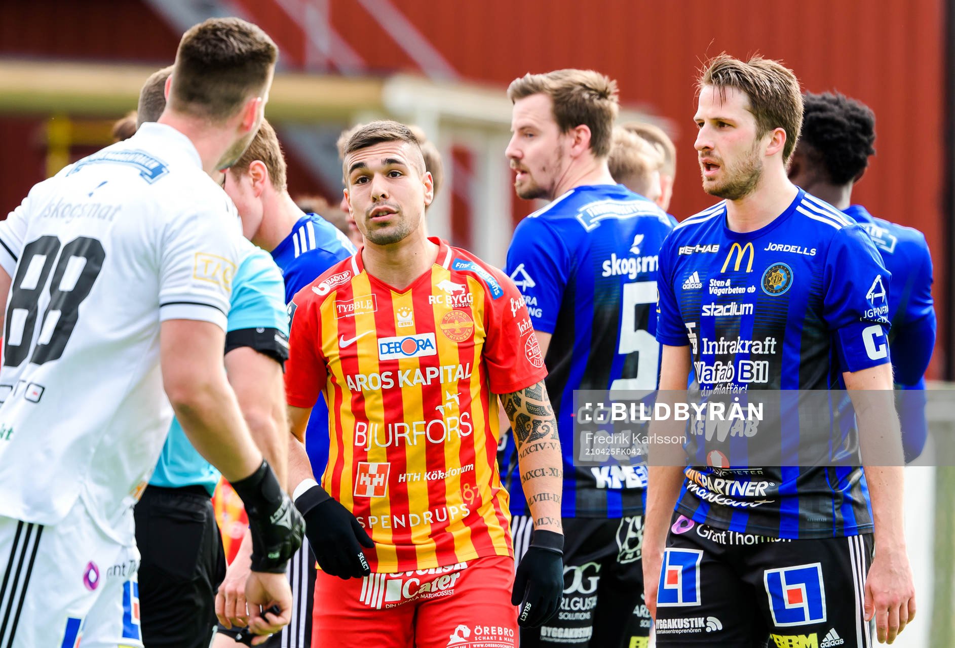 Örebro Syrianskas Sermed Habib och Karlstads Stefan Zarkovic i samtal med Karlstads Peter Rosendal under fotbollsmatchen i Division 1 norra mellan Karlstad och Örebro Syrianska den 25 april 2021 i Karlstad.