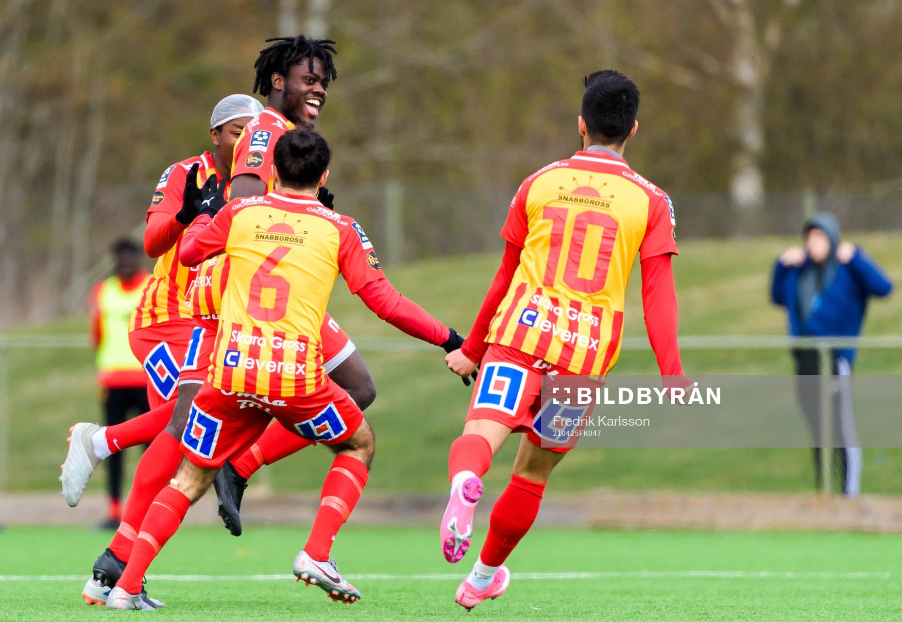 Örebro Syrianskas Daniel Mushitu jublar