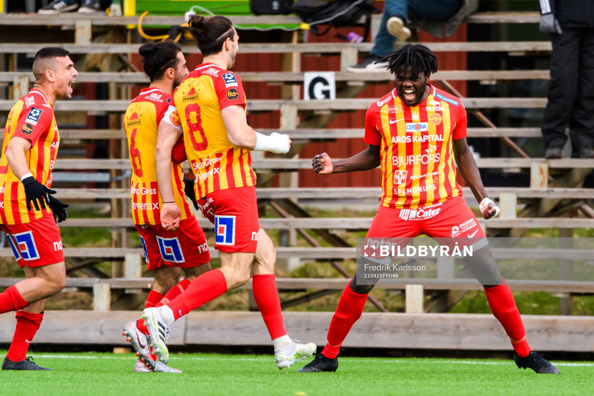 Örebro Syrianskas Daniel Mushitu jublar