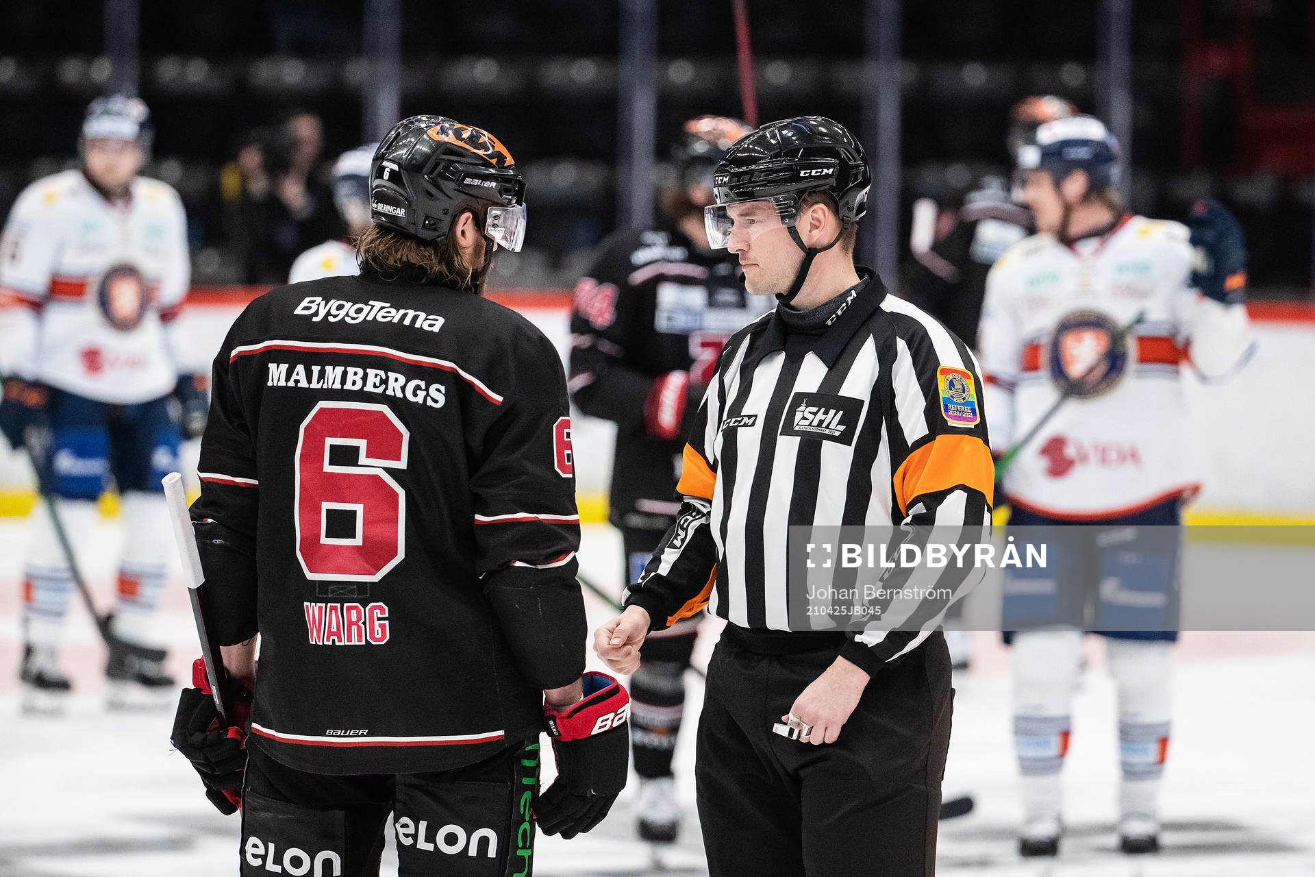Örebros Stefan Warg i samtal med domaren