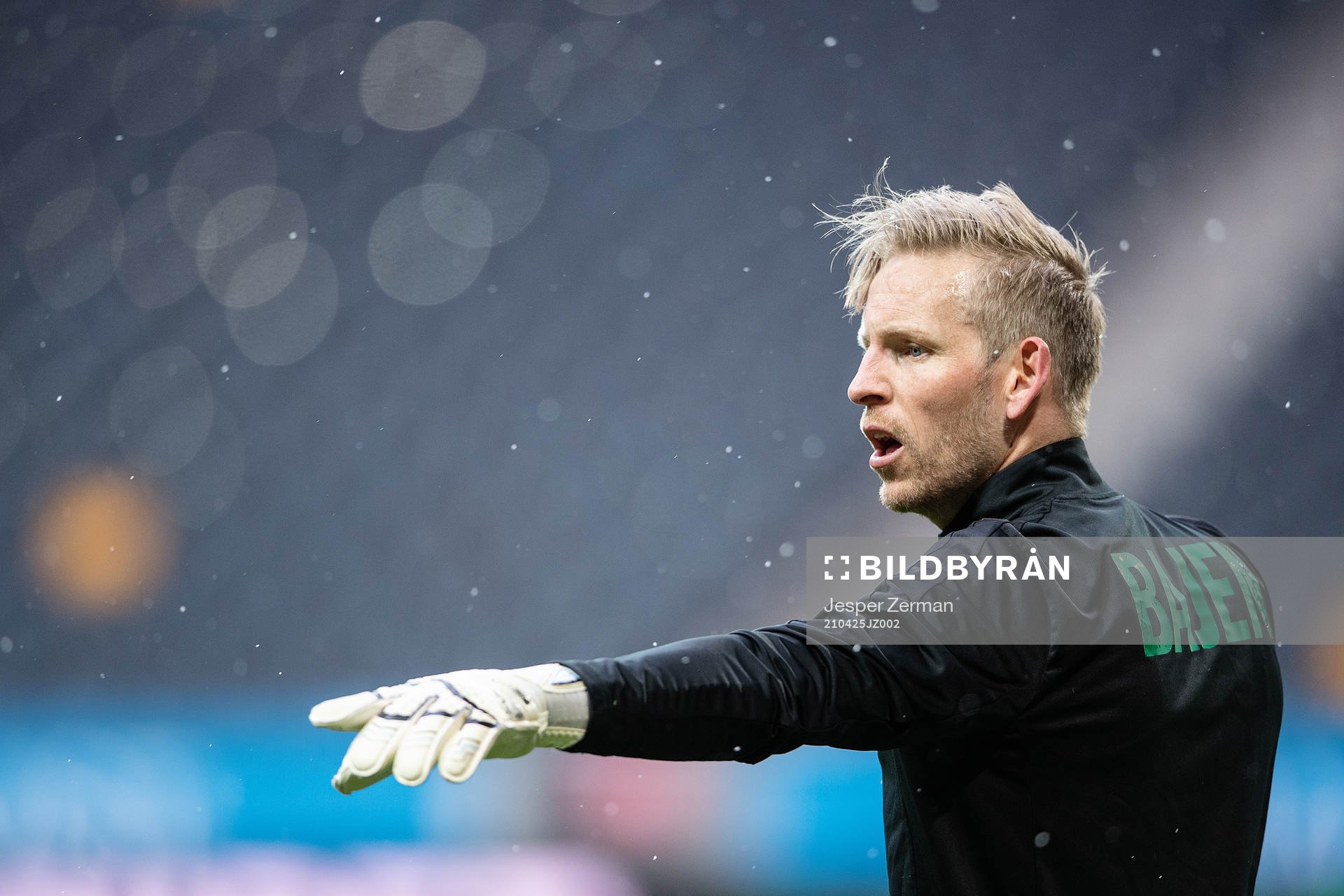 Hammarbys målvakt David Ousted värmer upp