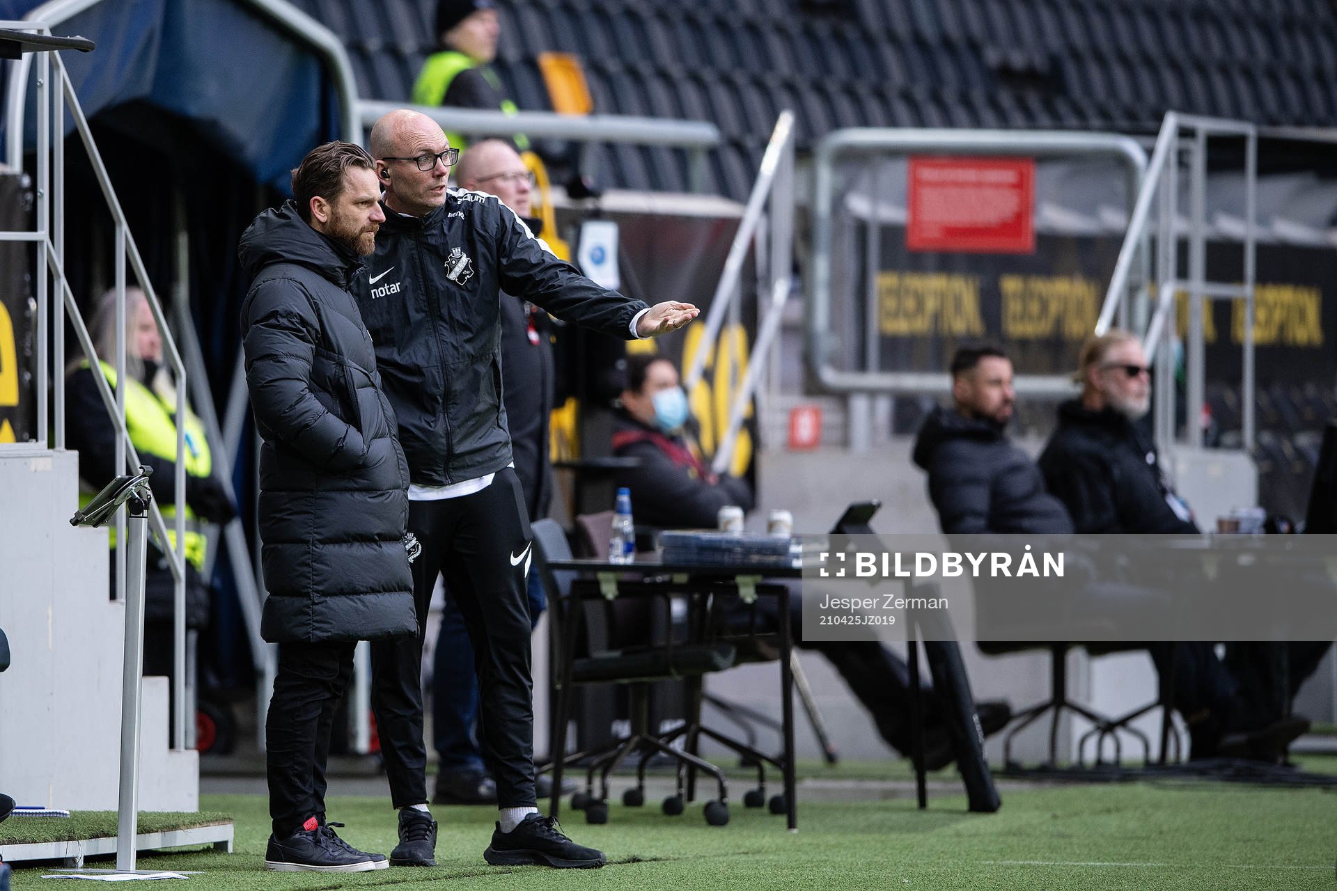s tränare Bartosz Grzelak och assisterande tränare