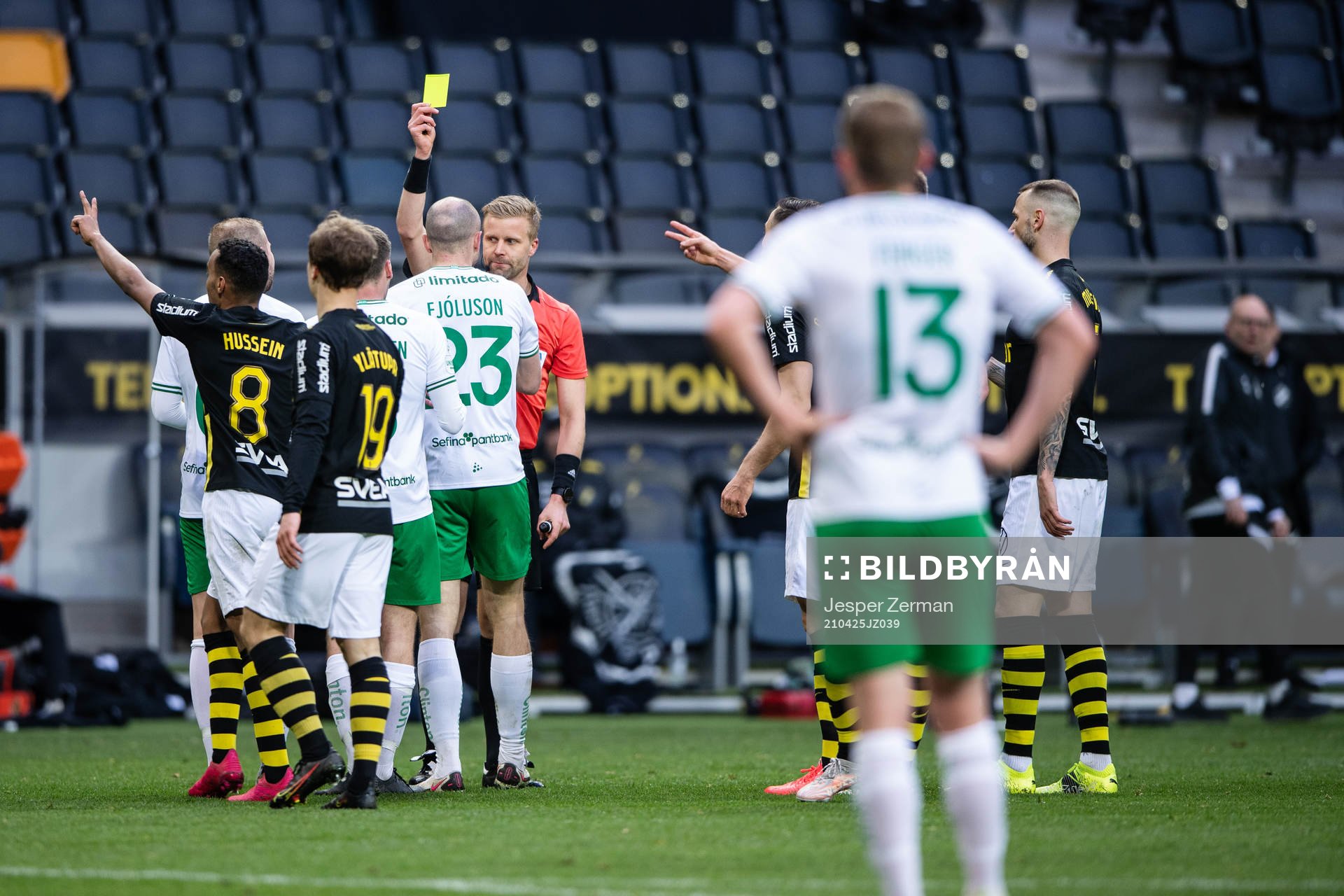 Hammarbys Jon Gudni Fjoluson tilldelas ett gult kort av