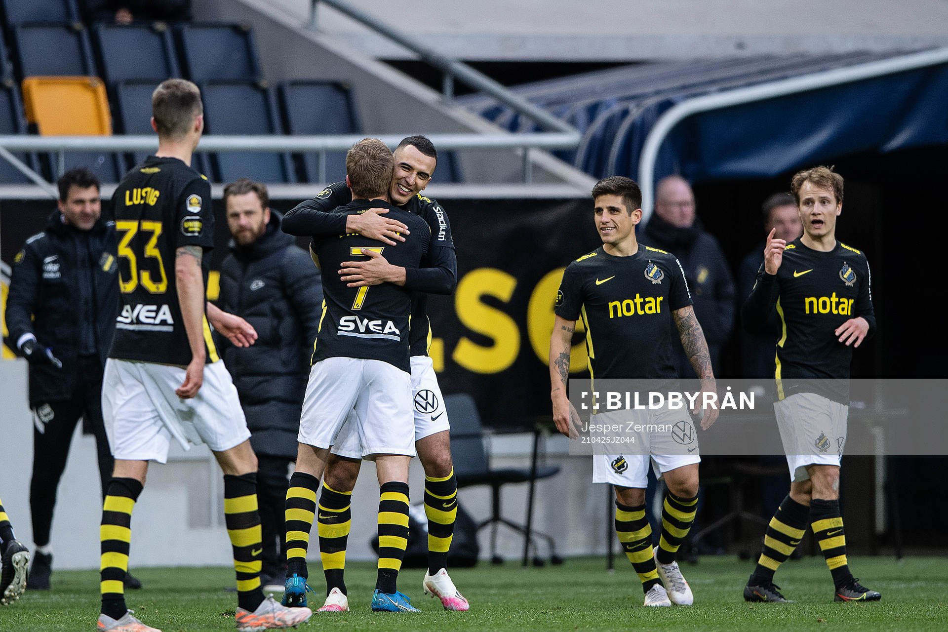 s Nabil Bahoui och Sebastian Larsson jublar
