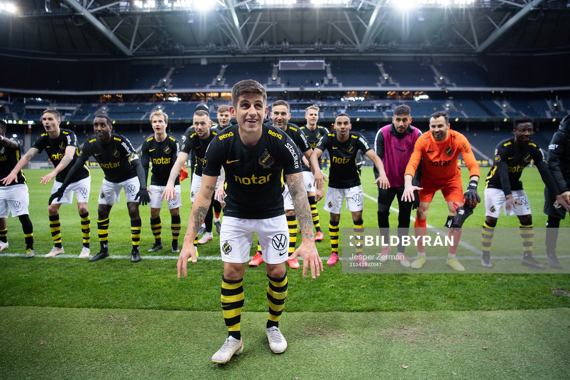 AIK:s Nicolas Stefanelli jublar efter fotbollsmatchen i Allsvenskan mellan AIK och Hammarby den 25 april 2021 i Stockholm. 
