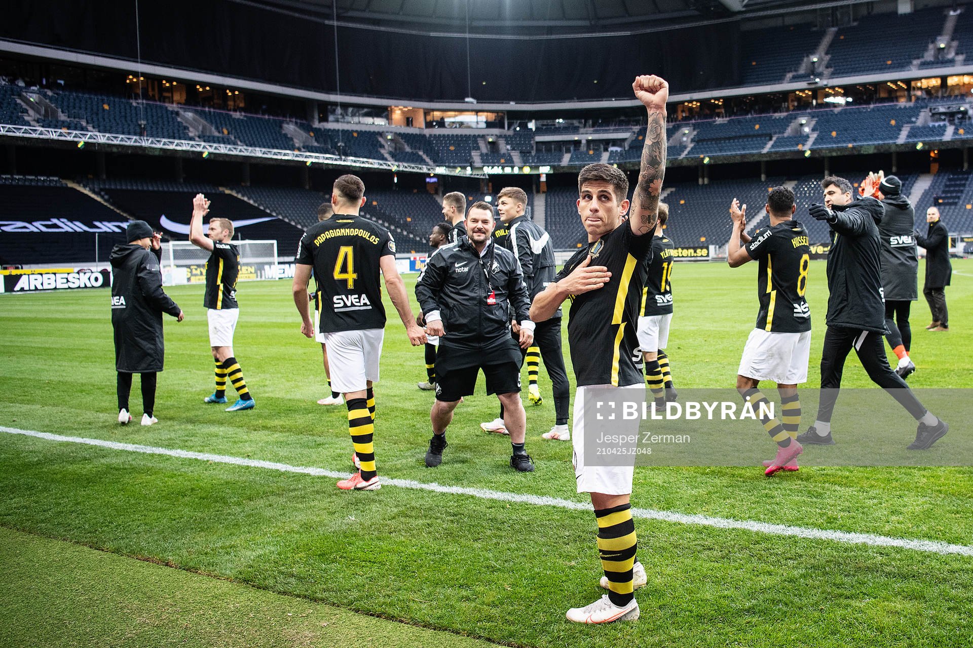 AIK:s Nicolas Stefanelli jublar efter fotbollsmatchen i Allsvenskan mellan AIK och Hammarby den 25 april 2021 i Stockholm. 