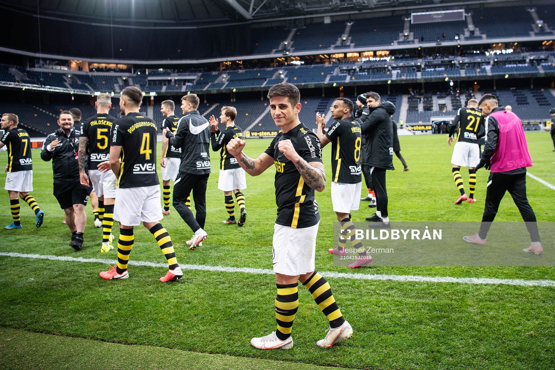 AIK:s Nicolas Stefanelli jublar efter fotbollsmatchen i Allsvenskan mellan AIK och Hammarby den 25 april 2021 i Stockholm. 