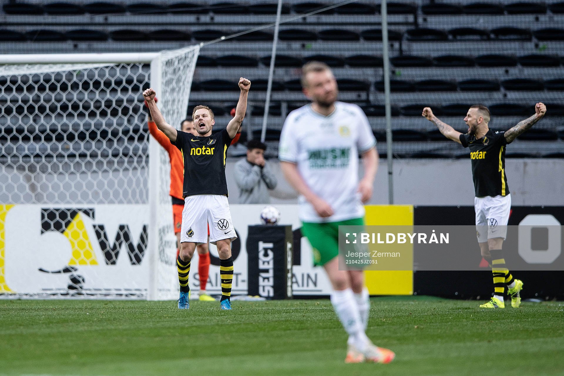 s Sebastian Larsson och Alexander Milosevic jublar