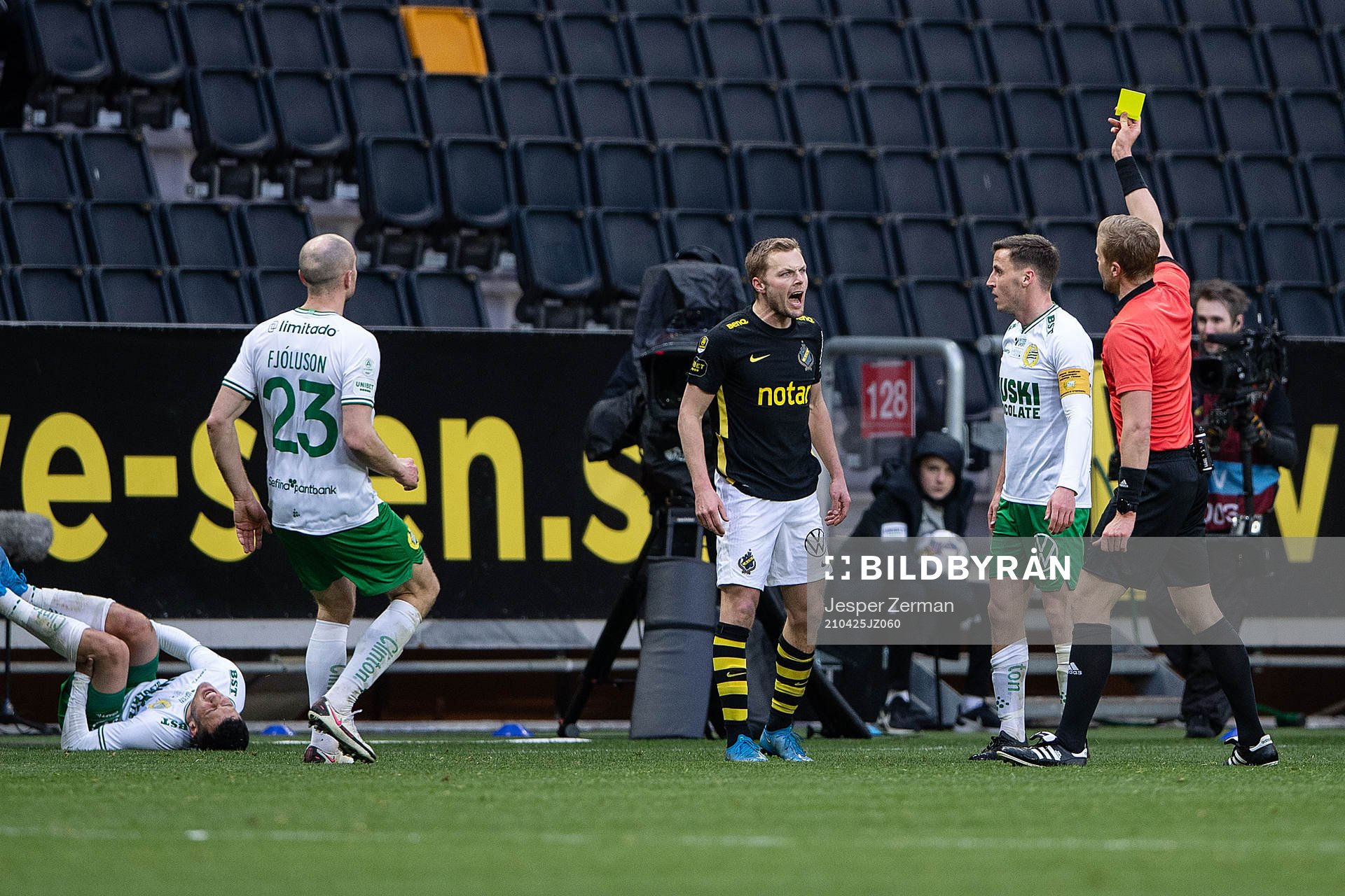 s Sebastian Larsson reagerar när han tilldelas ett gult