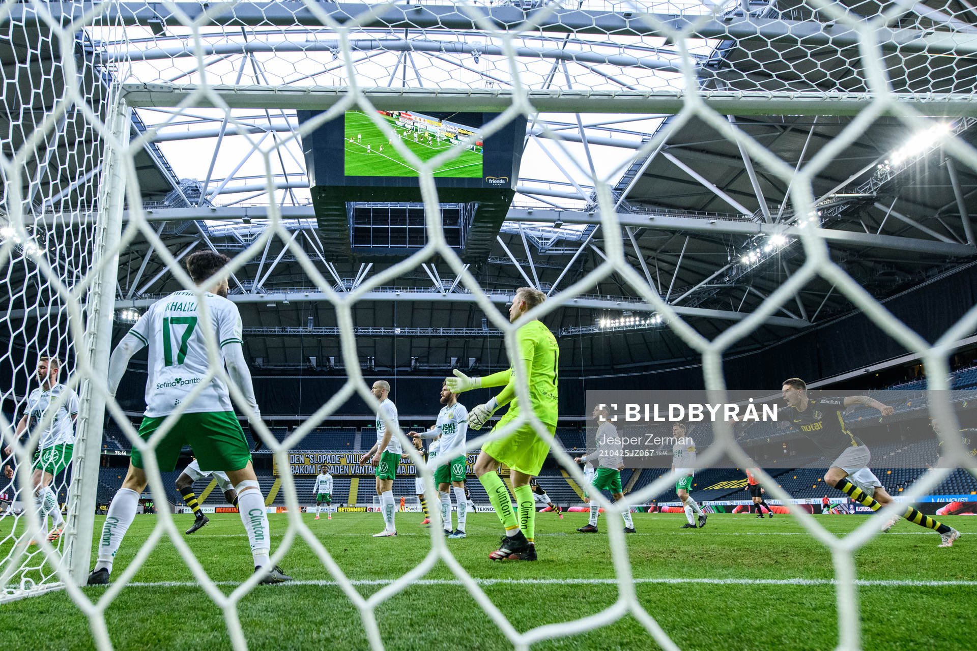 AIK:s Mikael Lustig (h) jublar efter att Nabil Bahoui (ej i bild) gjort 2-0 under fotbollsmatchen i Allsvenskan mellan AIK och Hammarby den 25 april 2021 i Stockholm.