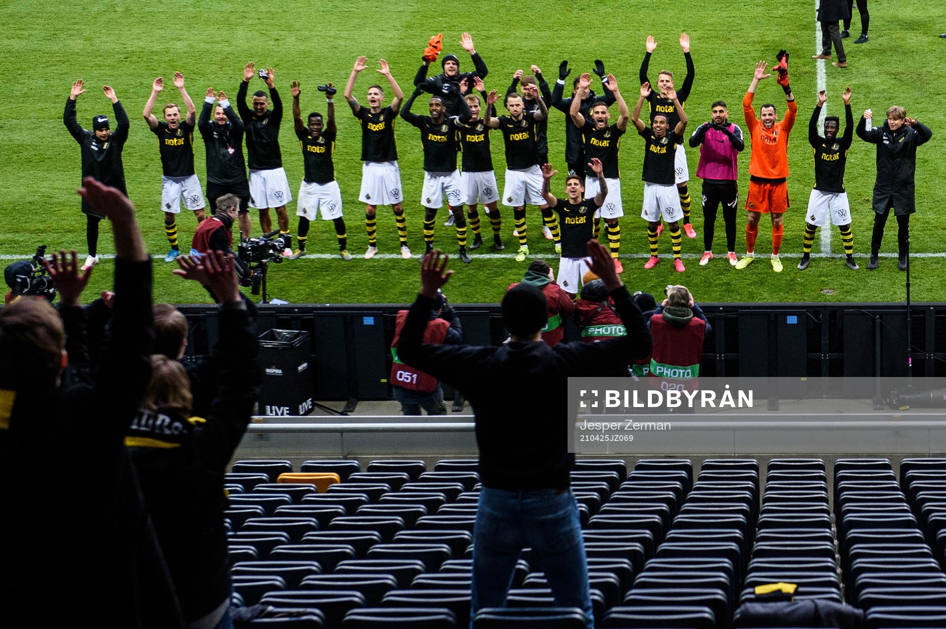 s spelare jublar framför supportrarna