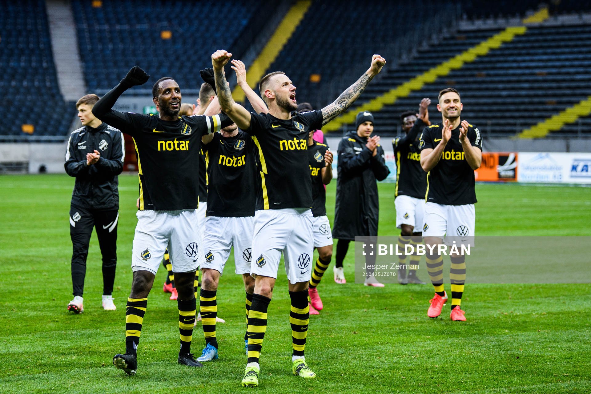 AIK:s Henok Goitom och Alexander Milosevic jublar efter fotbollsmatchen i Allsvenskan mellan AIK och Hammarby den 25 april 2021 i Stockholm. 