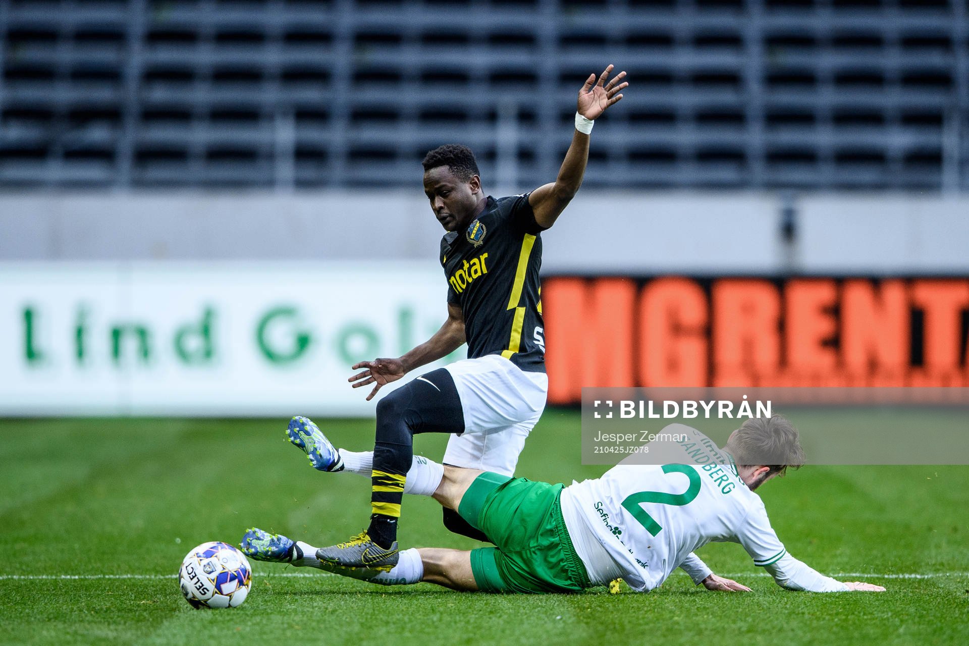 s Erick Otieno och Hammarbys Simon Sandberg