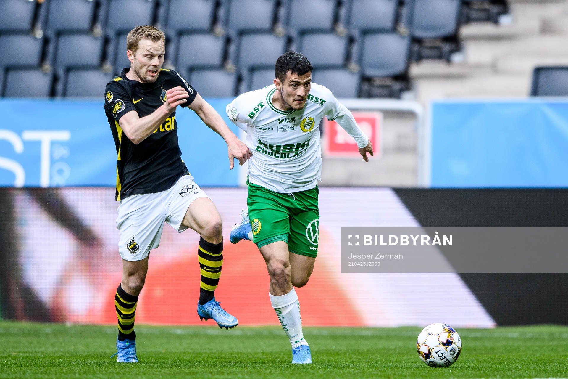 s Sebastian Larsson och Hammarbys Astrit Selmani