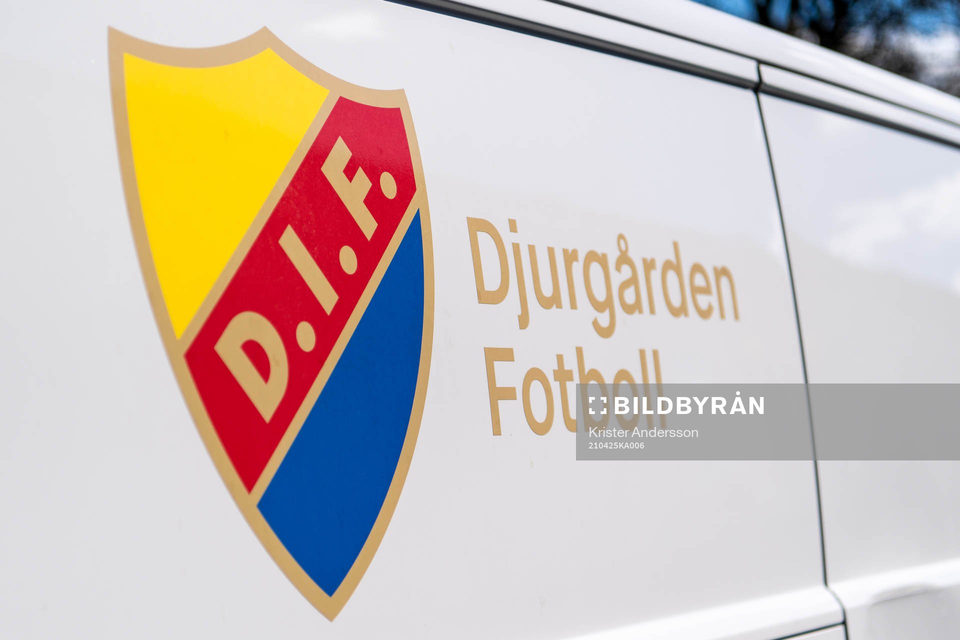 Djurgårdens logo på en bil före fotbollsmatchen i