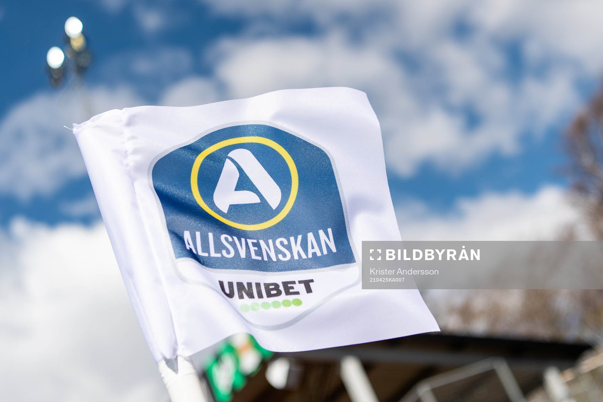 Hörnflagga med Unibet och Allsvenskans logga före