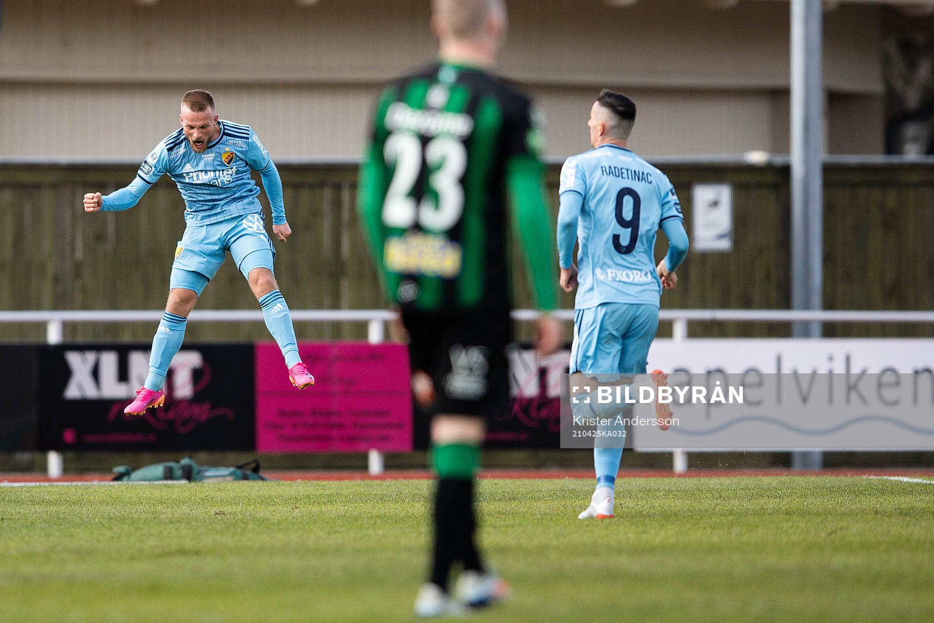 Djurgårdens Nicklas Bärkroth jublar efter 1-3 under fotbollsmatchen i Allsvenskan mellan Varberg och Djurgården den 25 april 2021 i Varberg.