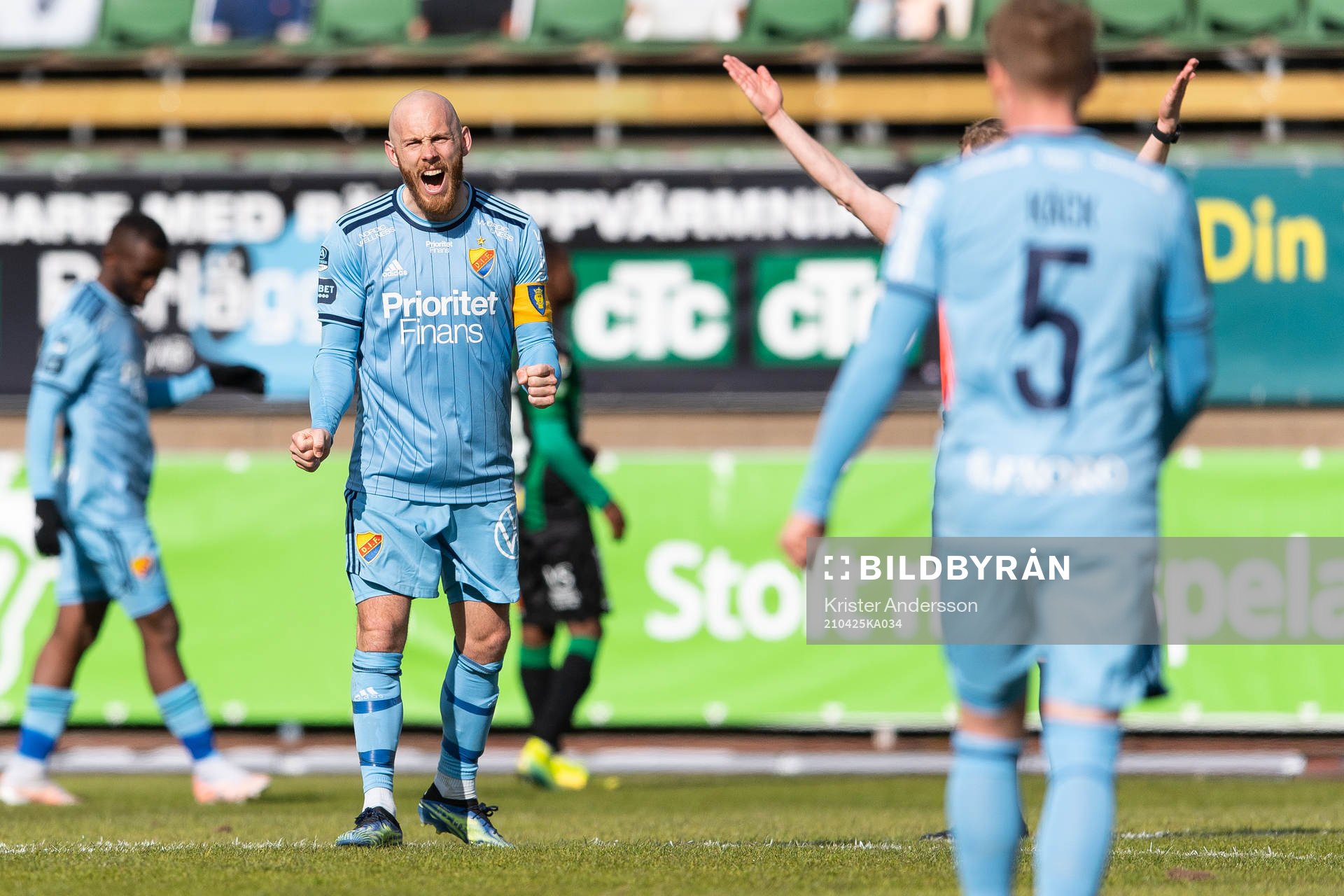 Djurgårdens Magnus Eriksson jublar efter fotbollsmatchen i Allsvenskan mellan Varberg och Djurgården den 25 april 2021 i Varberg. 