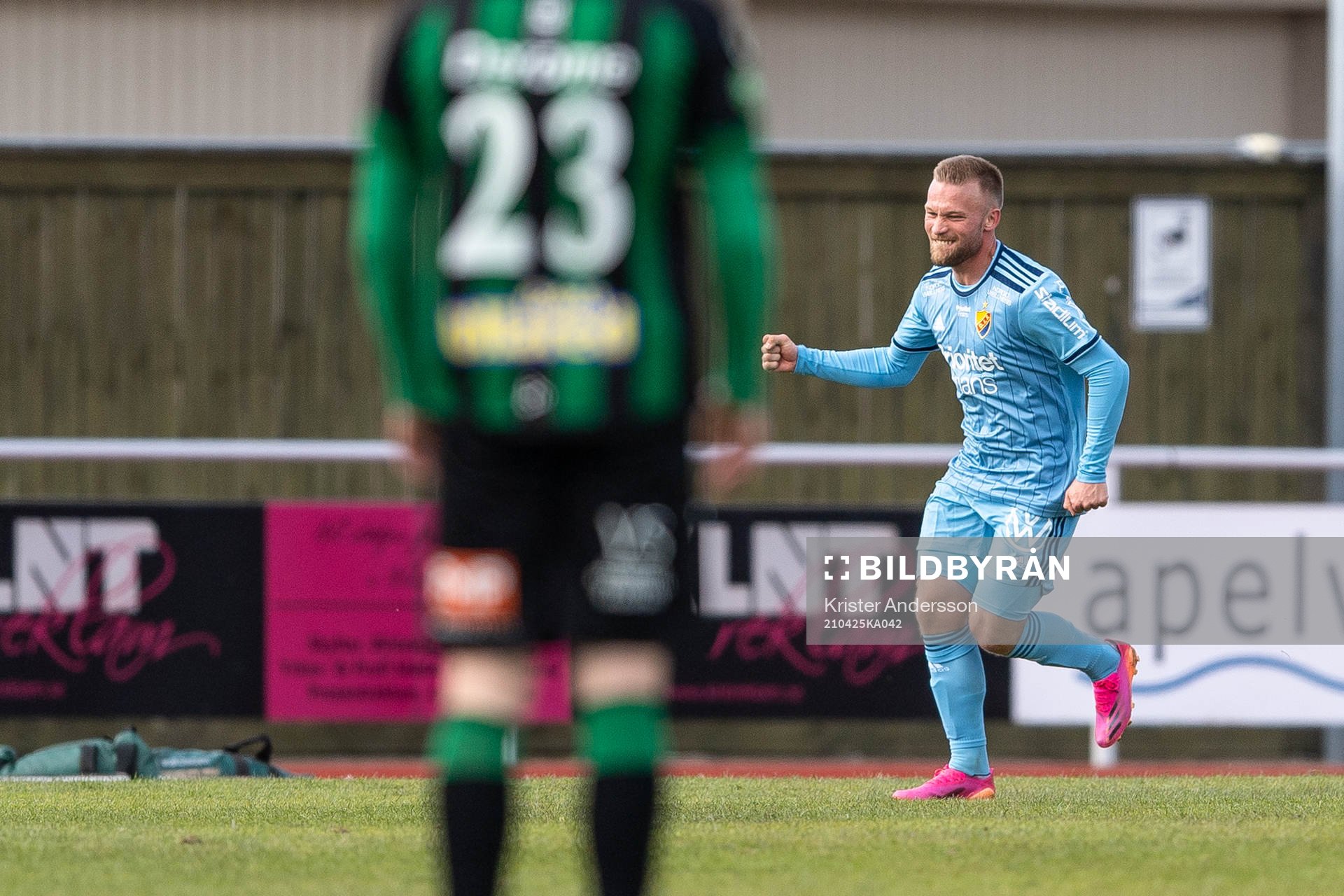 Djurgårdens Nicklas Bärkroth jublar efter 1-3 under fotbollsmatchen i Allsvenskan mellan Varberg och Djurgården den 25 april 2021 i Varberg.